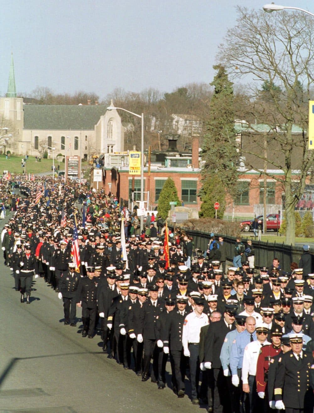 Some of an estimated 30,000 fire and public safety personnel who marched in memory of the Fallen Six as part of ceremonies held Dec. 9, 1999. (Neal Hamberg/AP)