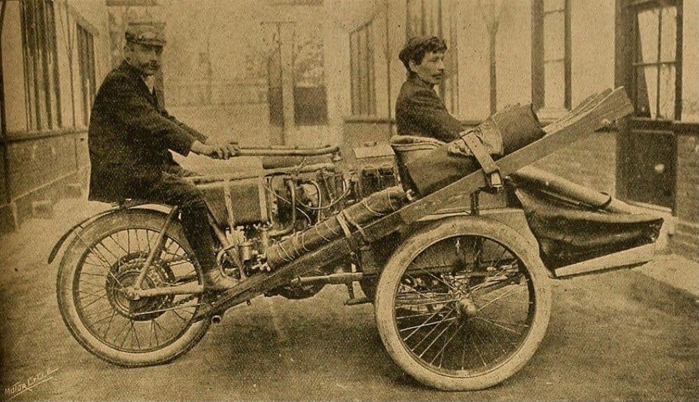 Auguste Pons and his co-driver Oscar Foucauld on the original 1906 Contal Monotri. (Public Domain)