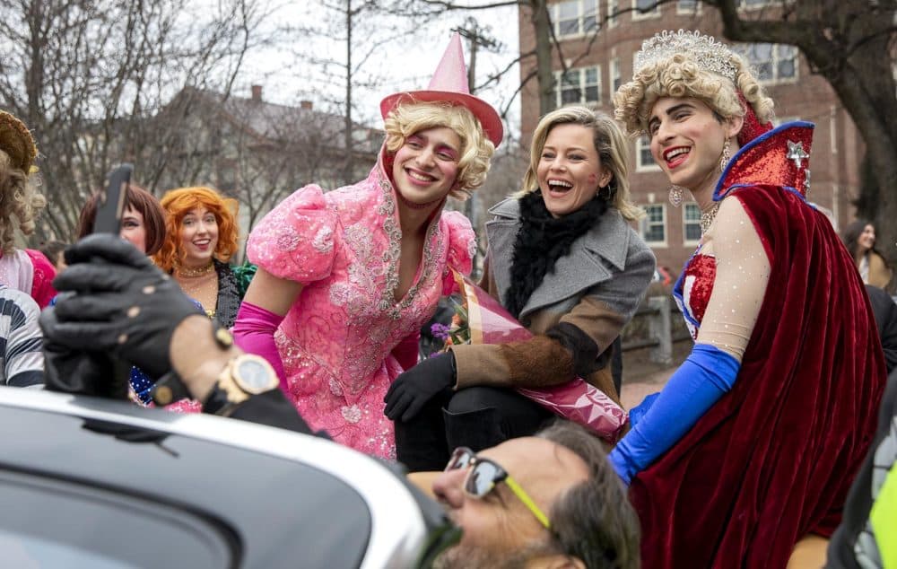 Elizabeth Banks, Hasty Pudding Theatricals’ 2020 Woman of the Year, pauses for a photo with Hasty Pudding actors. (Robin Lubbock/WBUR)
