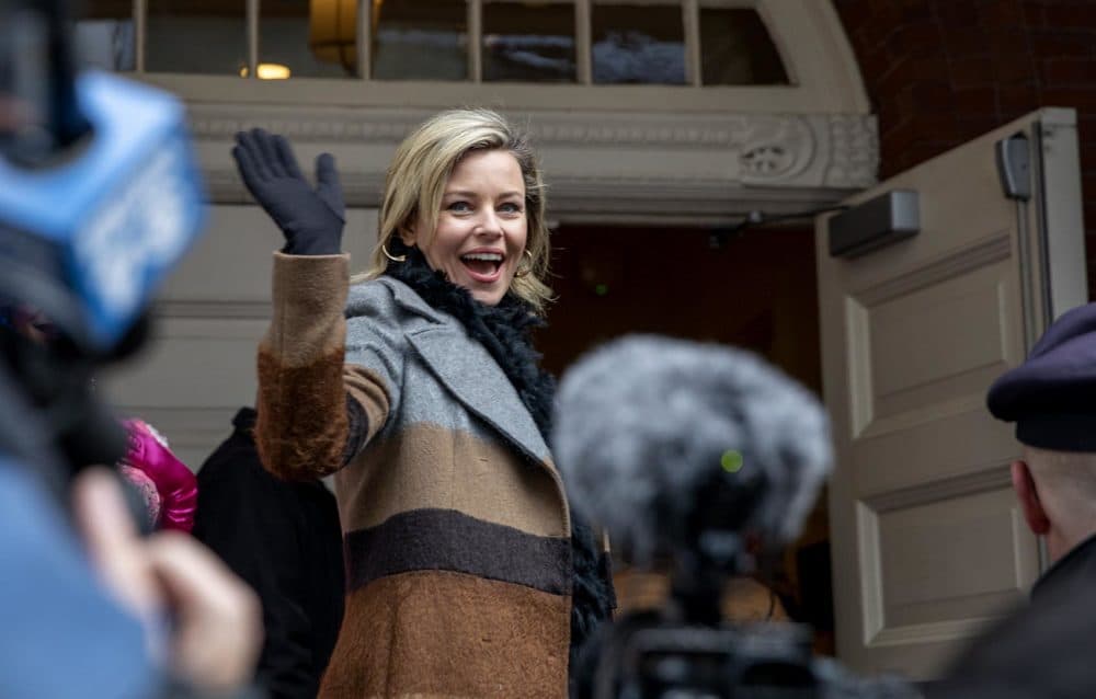 Elizabeth Banks, Hasty Pudding Theatricals’ 2020 Woman of the Year, waves to the crowd gathered outside Farkas Hall. (Robin Lubbock/WBUR)