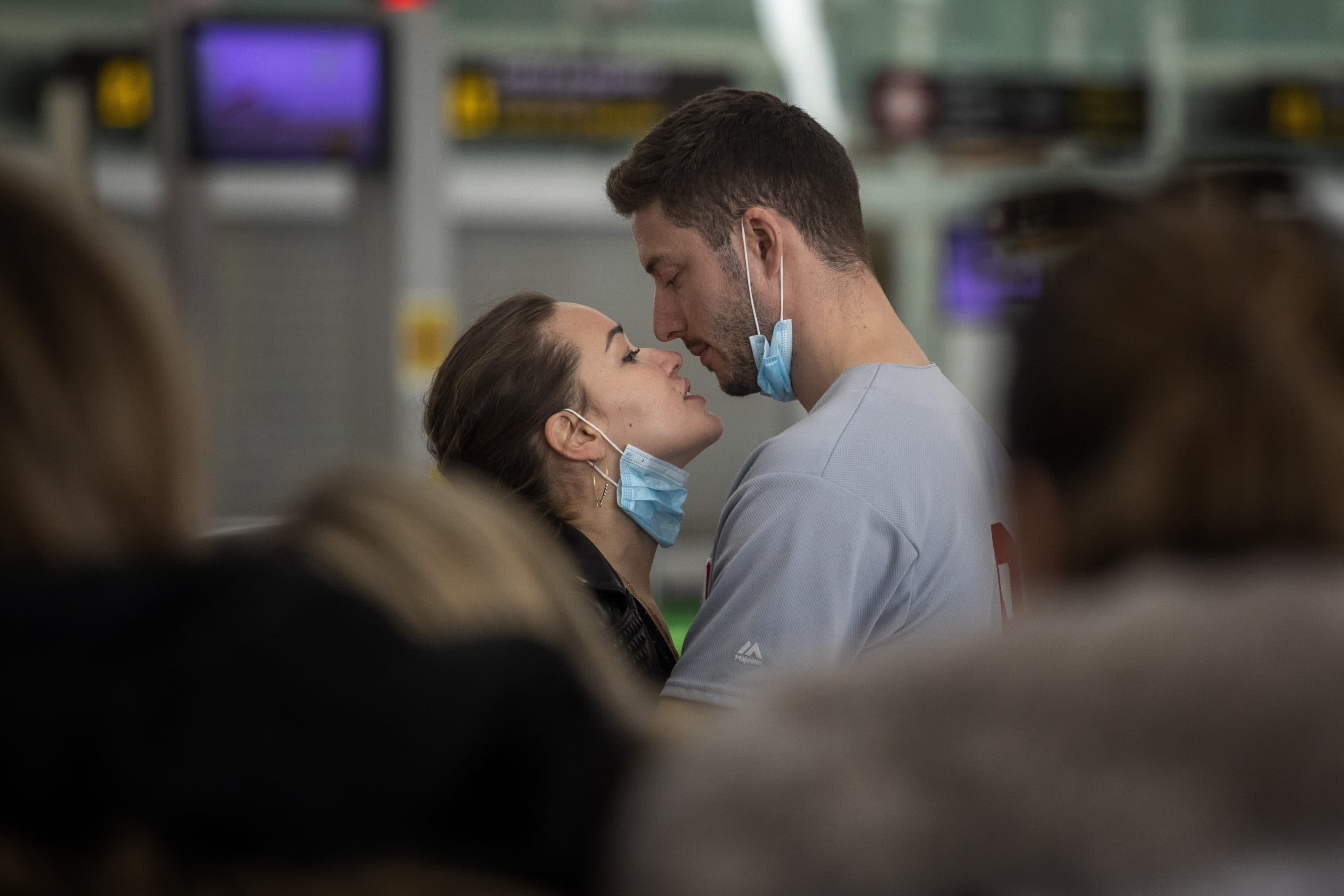A couple kiss, at the Barcelona airport, Spain, Thursday, March 12, 2020. (Emilio Morenatti/AP)
