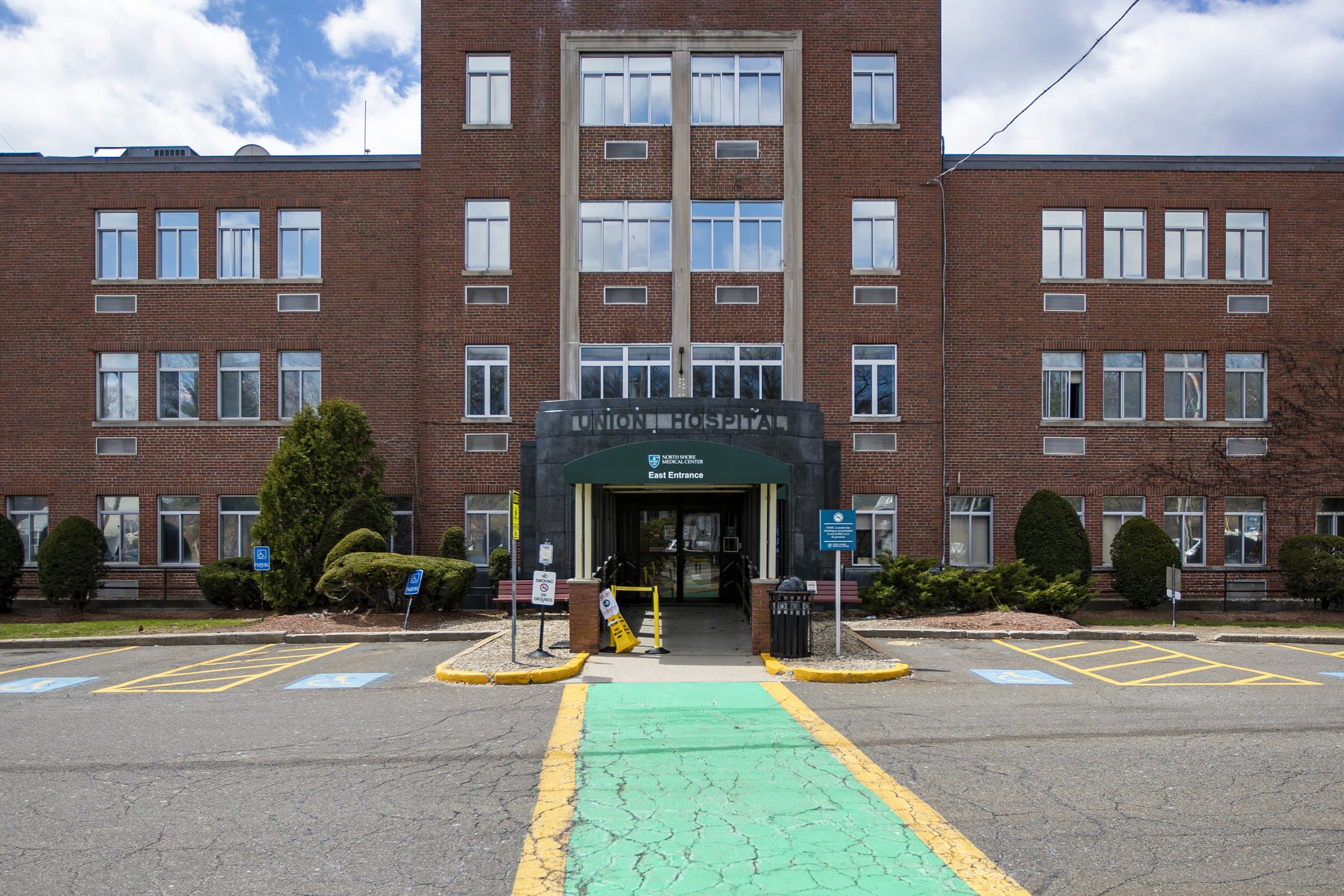 El Union Hospital de Lynn, luego de haber sido cerrado en noviembre, ahora es parte de la red del North Shore Medical Center y solo ofrece servicios ambulatorios. (Jesse Costa/WBUR)