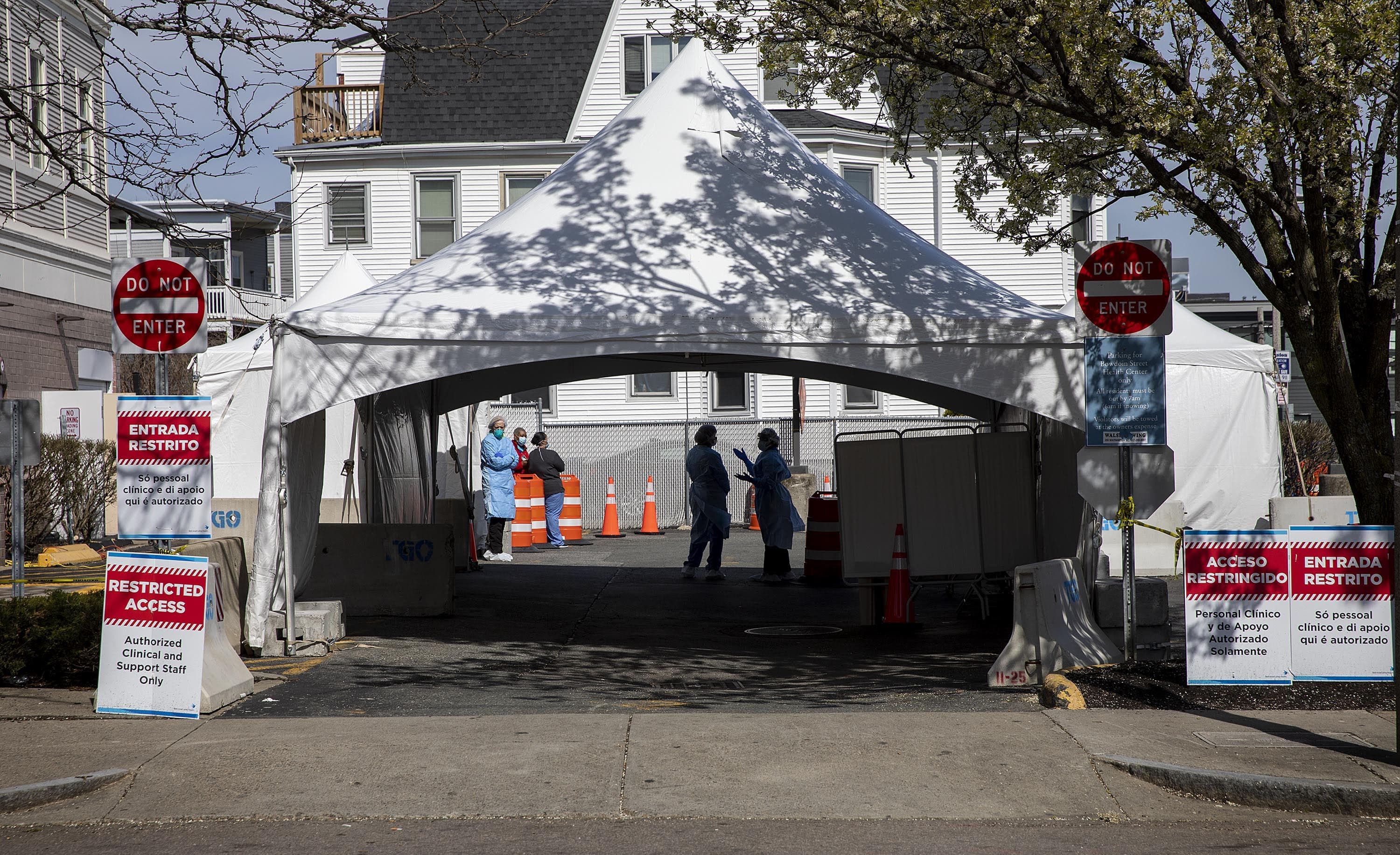 La estación de pruebas para entrar en auto o caminando en el Bowdoin Street Health Center en Dorchester, Mass. (Robin Lubbock/WBUR)
