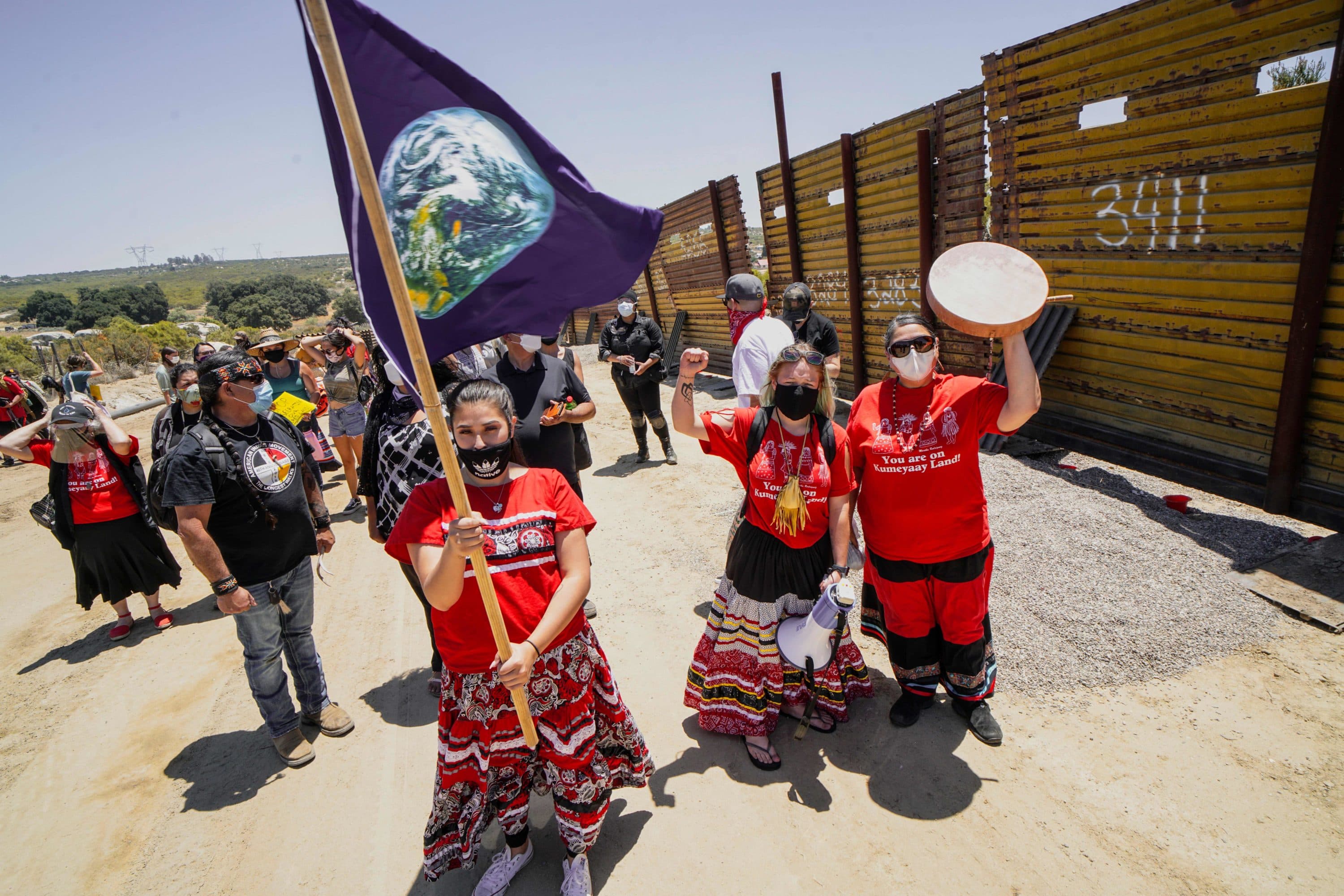 
<br>Protesta tribu india en Arizona por muro fronterizo de cajas de tráiler