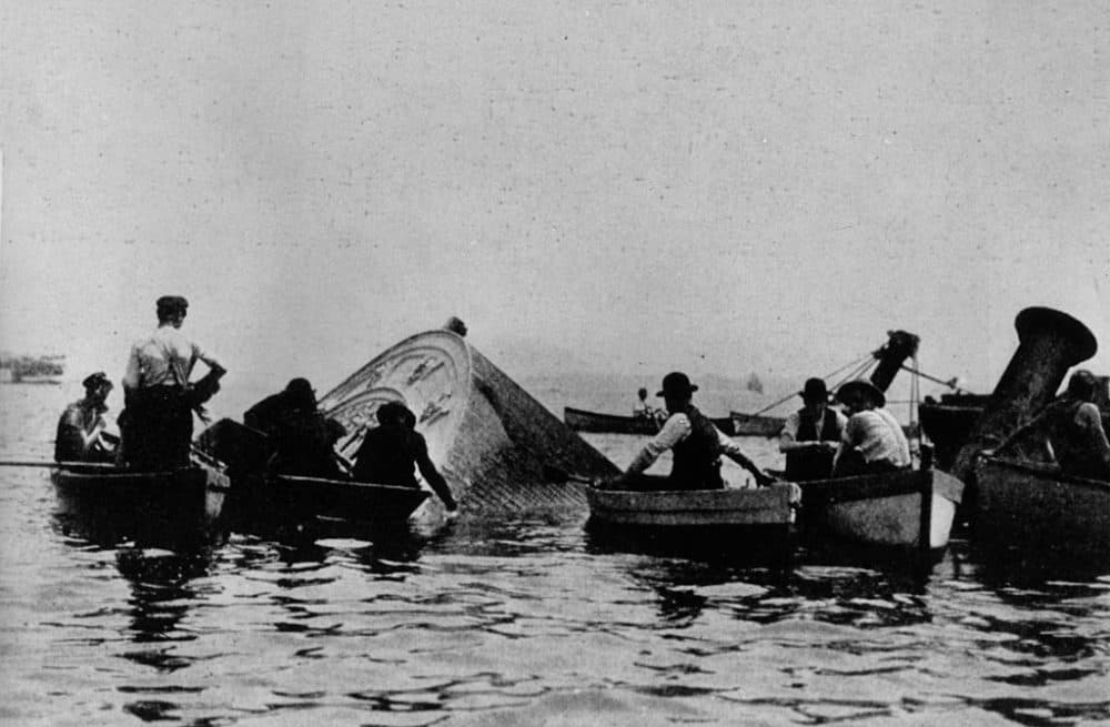 A salvage team attempts to recover the wreckage of the General Slocum. (HultonArchive/Illustrated London News/Getty Images)