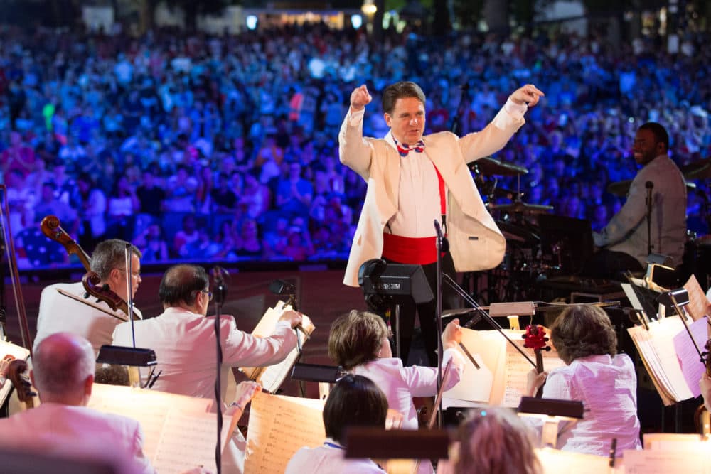 Keith Lockhart conducting the Boston Pops orchestra in ordinary times. (Courtesy BSO)