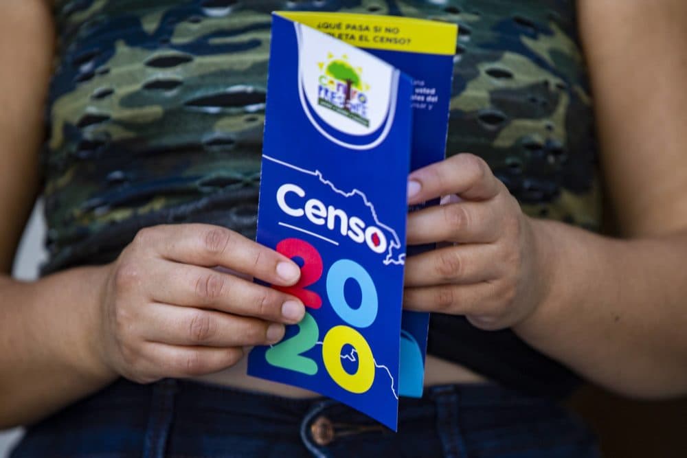 Yessica Menéndez sostiene un folleto del Censo 2020 que le dio la Directora del Centro Presente, Patricia Montes. (Jesse Costa/WBUR)