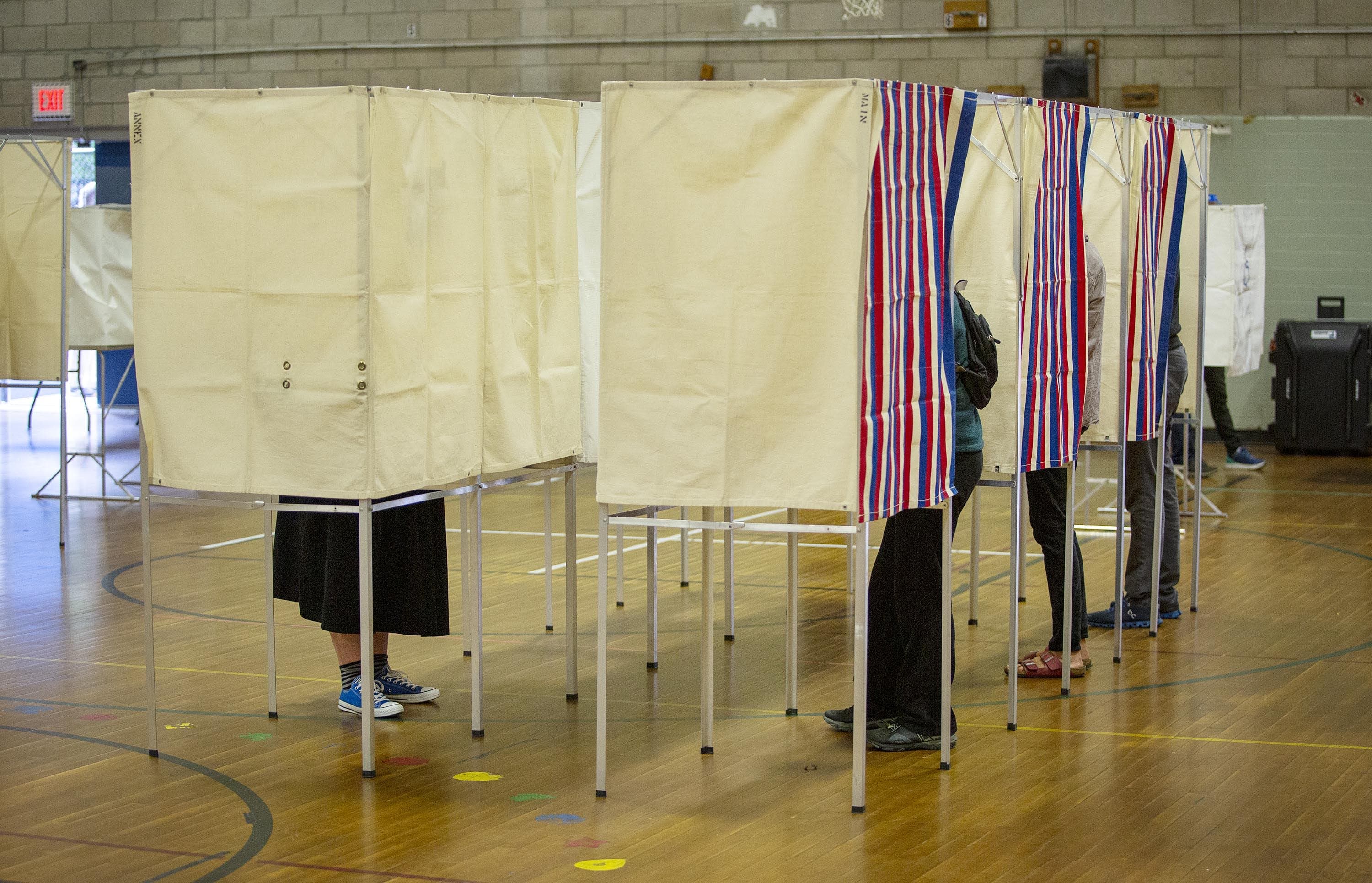 Voting booths fill up early at the polling station on Linnaean St. in Cambridge, Mass. (Robin Lubbock/WBUR)