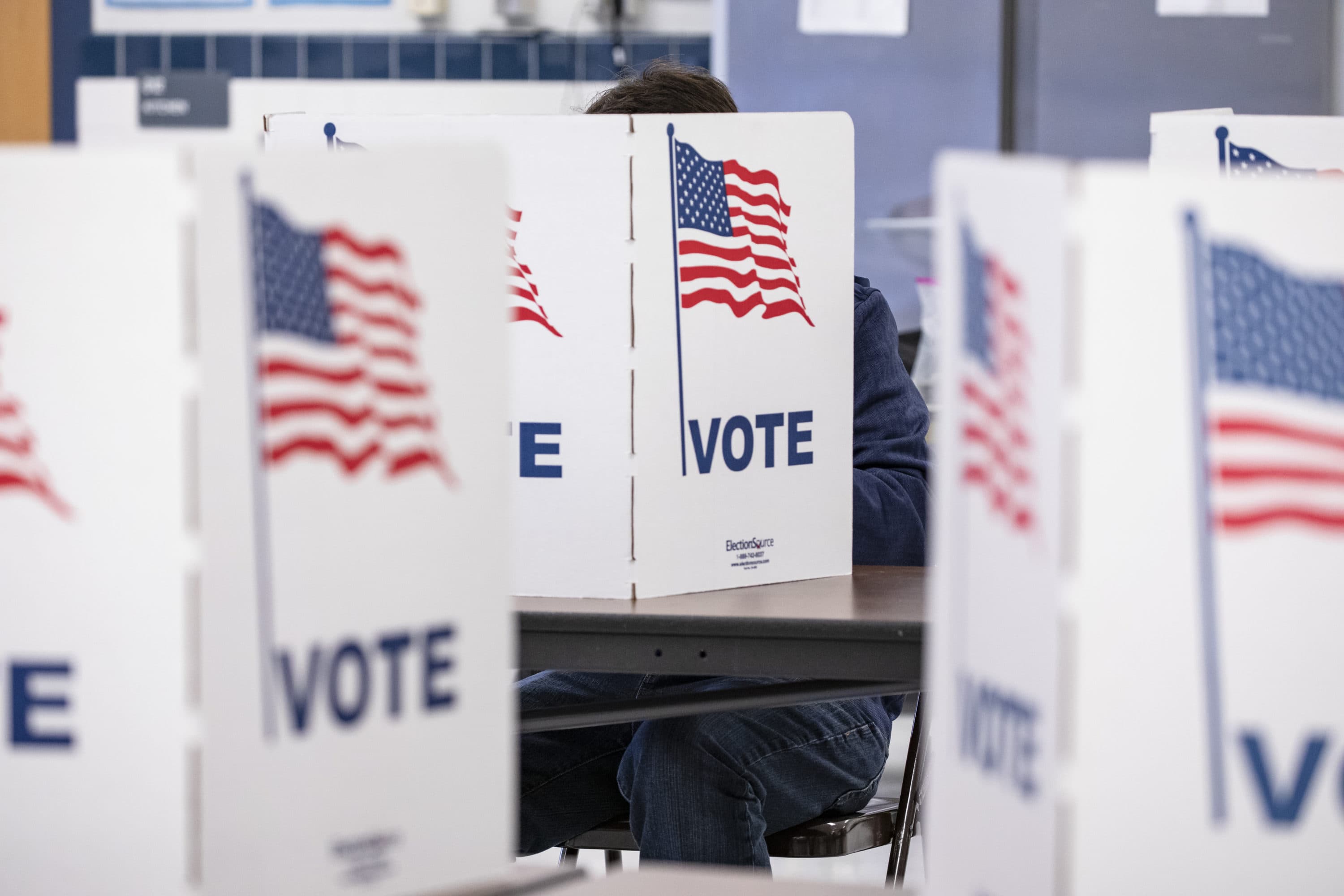 A man fills in his ballot for the Democratic presidential primary elections at the Sleepy Hollow Elementary School polling location on Super Tuesday, March 3, 2020 in Arlington, Virginia. (Samuel Corum/Getty Images)