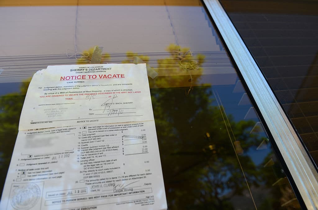 A "Notice to Vacate" is seen in the window of a home in Glendale, California. (Robyn Beck/AFP/Getty Images)
