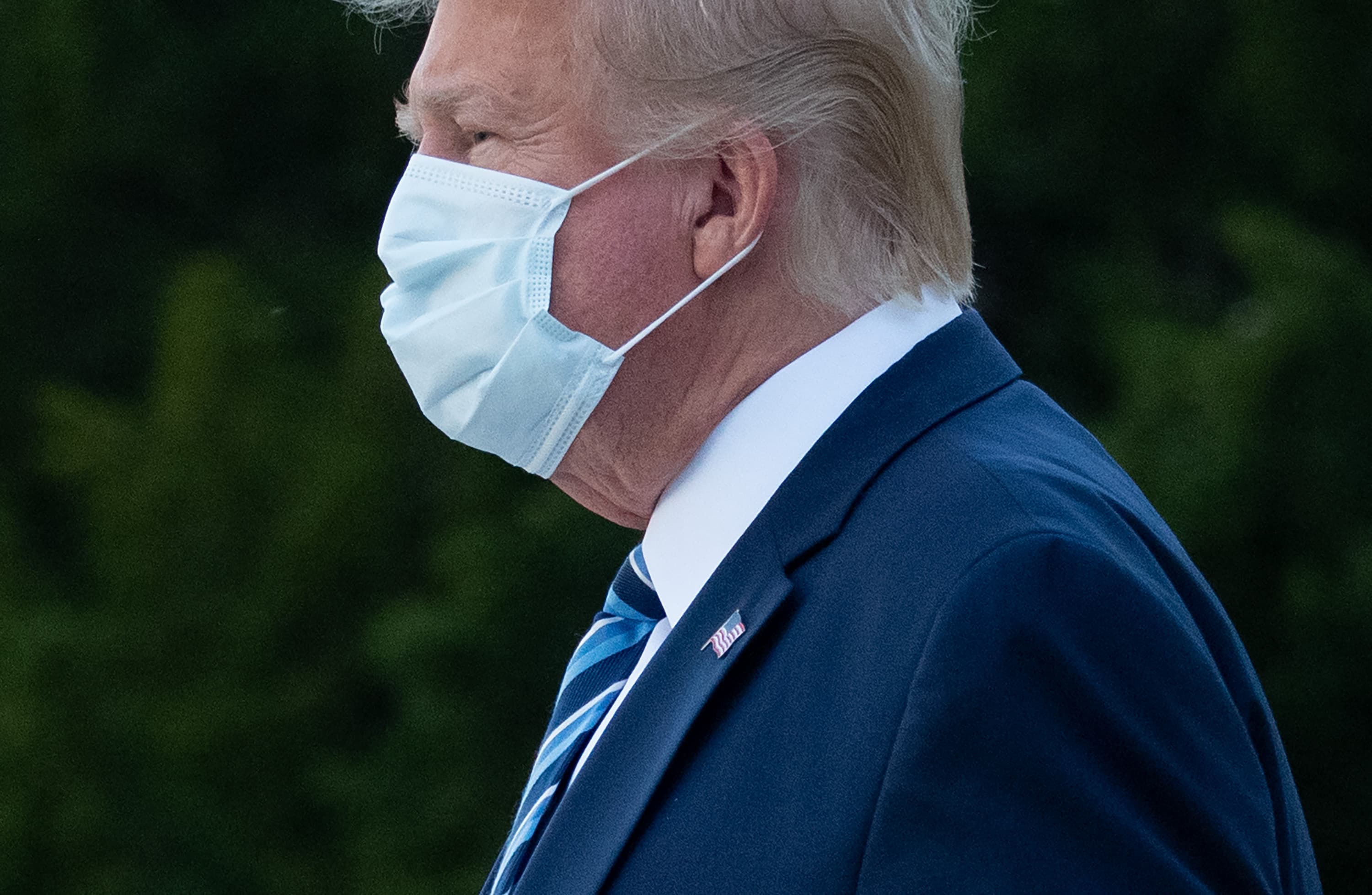 President Donald Trump leaves Walter Reed Medical Center in Bethesda, Maryland heading towards Marine One on October 5, 2020, to return to the White House after being discharged. (Photo by SAUL LOEB/AFP via Getty Images)