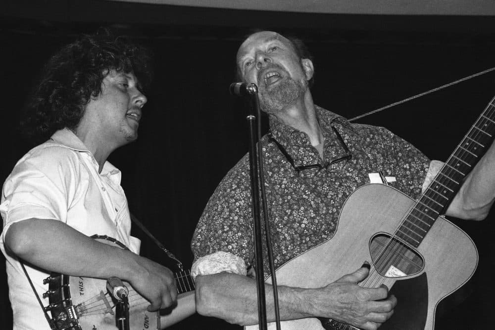 Folksingers Arlo Guthrie and Pete Seeger perform during a memorial service for actor Will Geer at the Martin Luther King Jr. center in New York City on May 12, 1978. (AP Photo/RB)