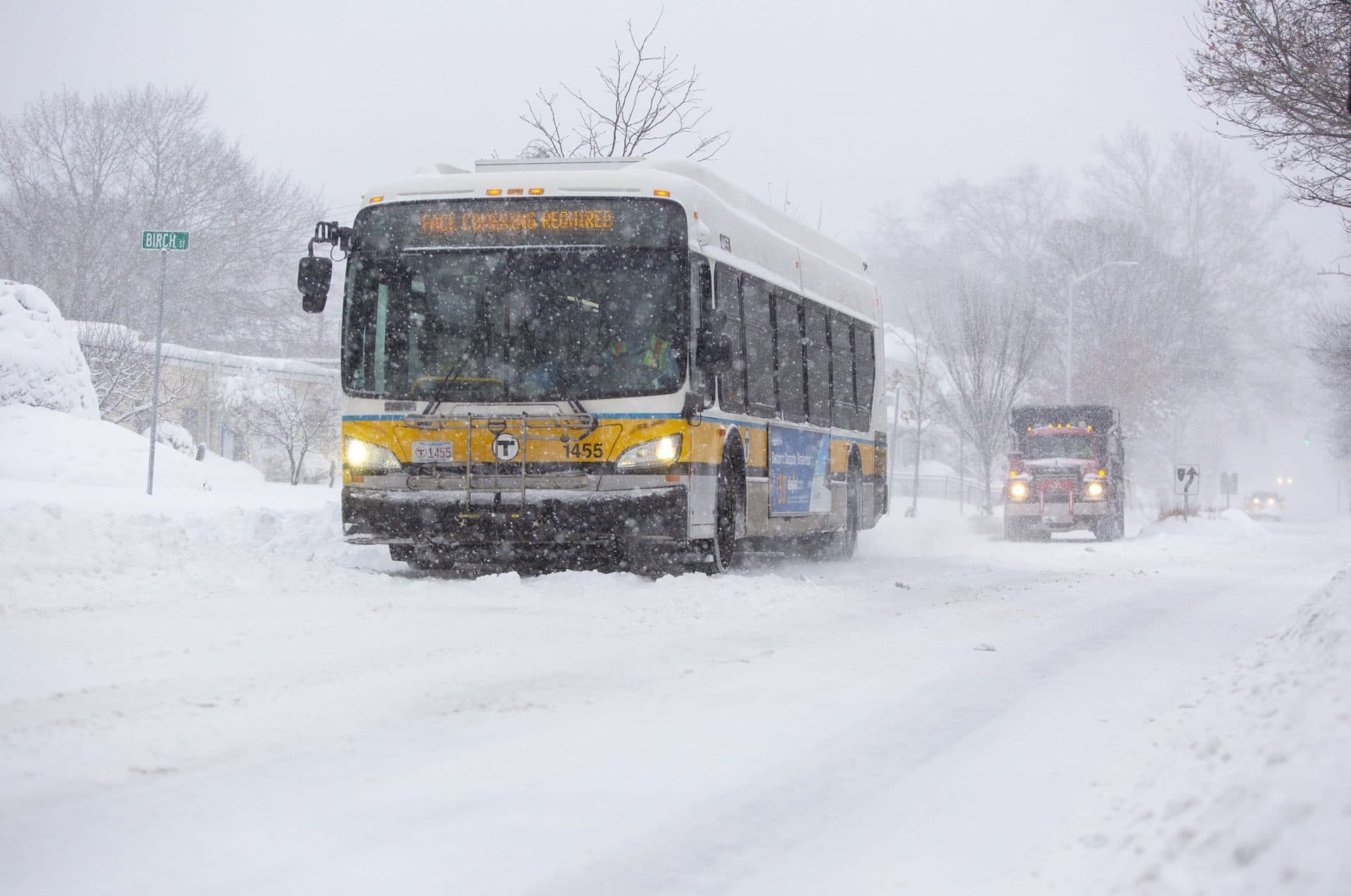 A bus makes its way through the snow storm along Concord Avenue, Cambridge. (Robin Lubbock/WBUR)