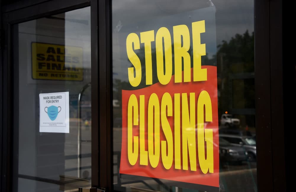 A store displays a sign before closing down permanently. (Olivier Douliery/AFP via Getty Images)
