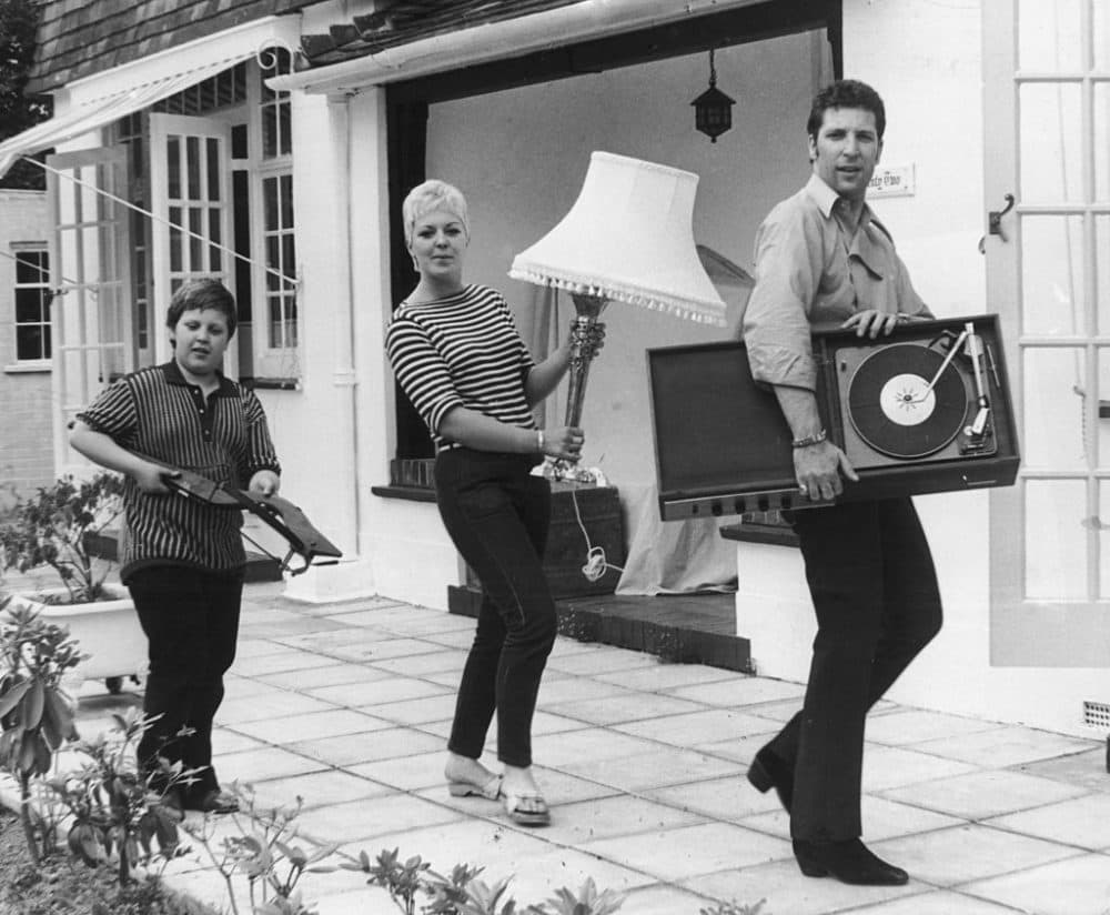 Welsh singer Tom Jones and his family, wife Linda and son Mark, moving into their new home in July 1967. (Ian Tyas/Keystone Features/Getty Images)