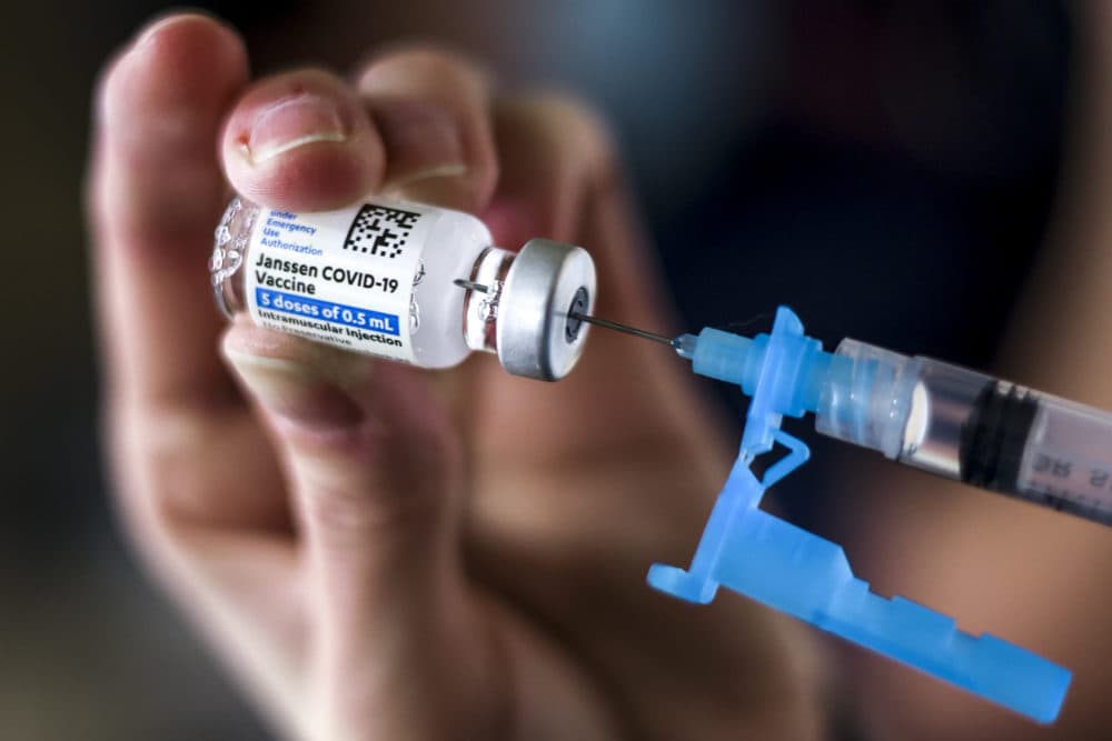 A registered nurse draws a dose from a vial of the Johnson & Johnson COVID-19 vaccine. (Michael Ciaglo/Getty Images)