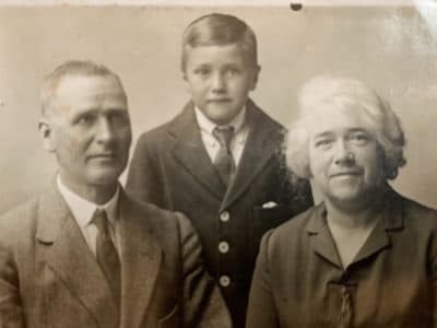 The author's father with his parents as they emigrated to the United States from Glasgow, 1926. (Courtesy)