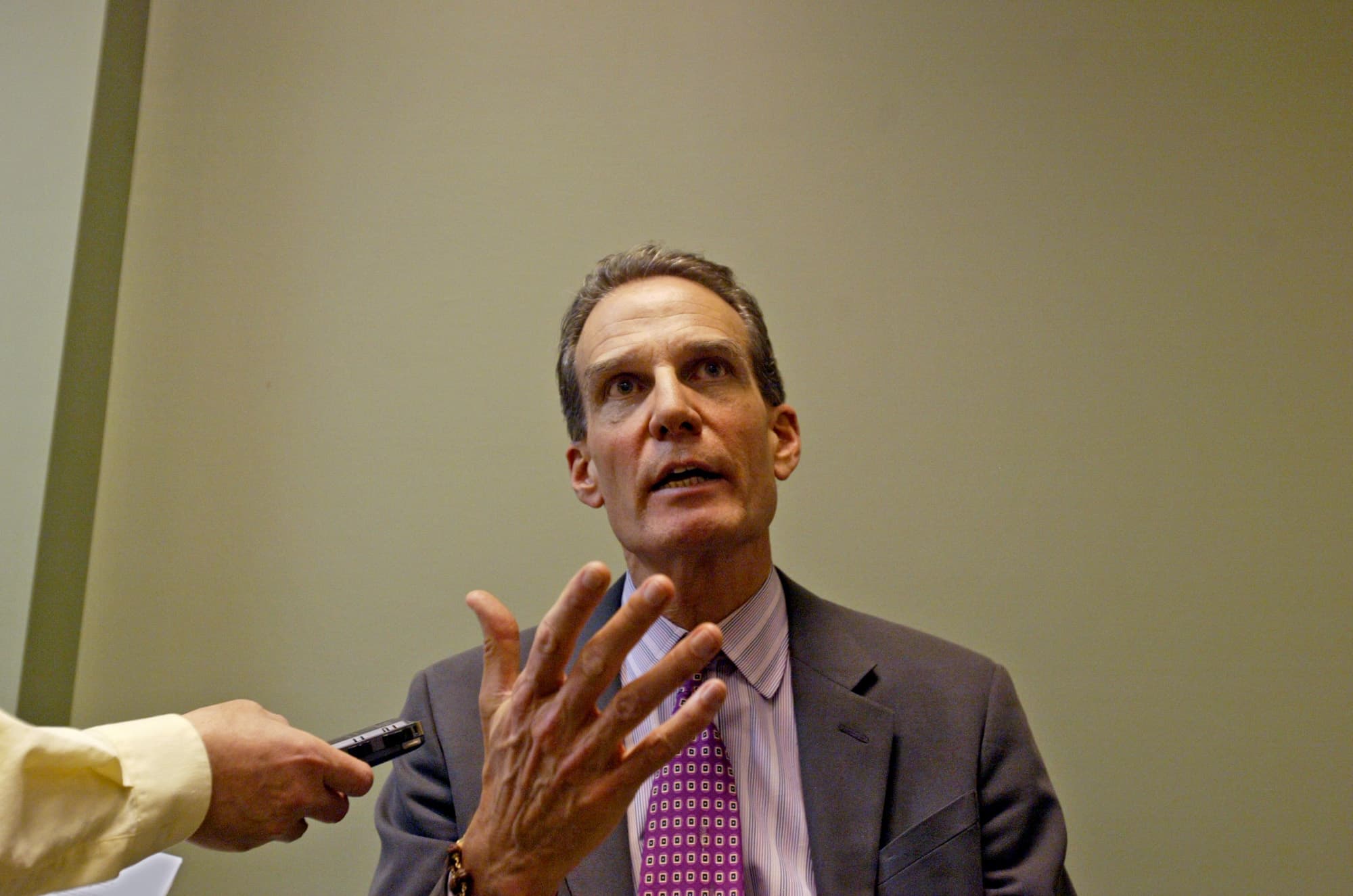 Harry Spence answers a reporter's question in 2006. (David Goldman/MediaNews Group/Boston Herald via Getty Images)