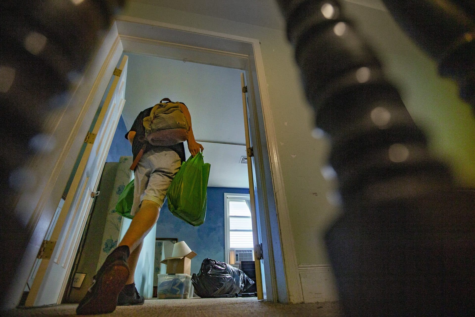 Mike Totten moves into his new room in Allston. (Jesse Costa/WBUR)