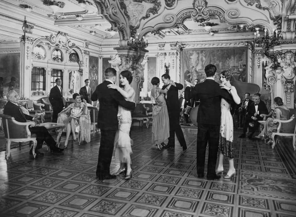 Saturnia transatlantic. evening dance in the '20s. (Touring Club Italiano/Marka/Universal Images Group via Getty Images)