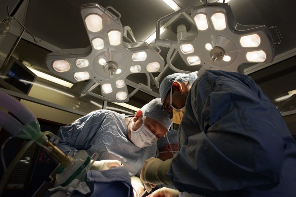 Doctors conduct a live donor kidney transplant. (Christopher Furlong/Getty Images)