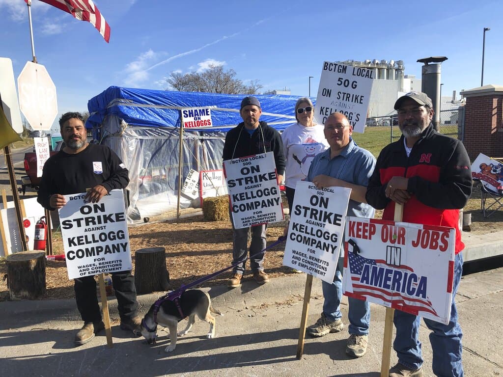 Striking Kellogg's workers outside the Omaha, Neb., cereal plant. (AP Photo/Josh Funk)