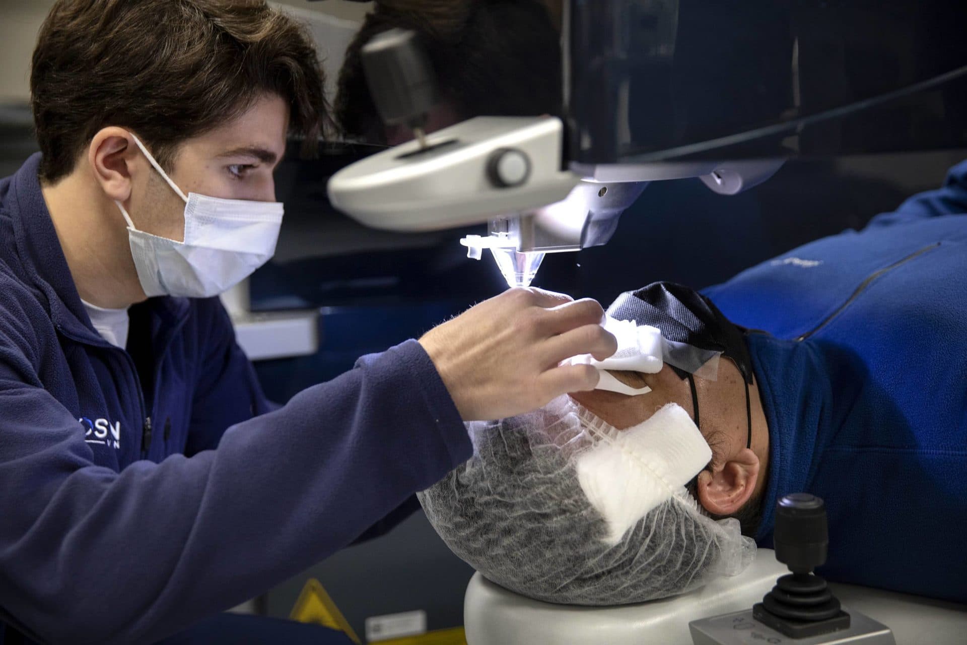 Clinical technician Alexi Melki prepares a patient for laser eye surgery. (Robin Lubbock/WBUR)