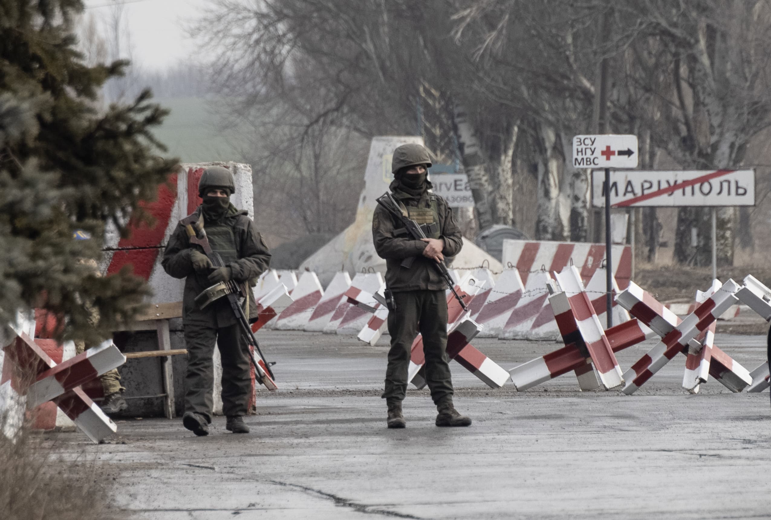 Ukrainian soldiers stand on a check-point close to the line of separation from pro-Russian rebels, in Mariupol, Ukraine, on Jan. 21, 2022. (Andriy Dubchak/AP)