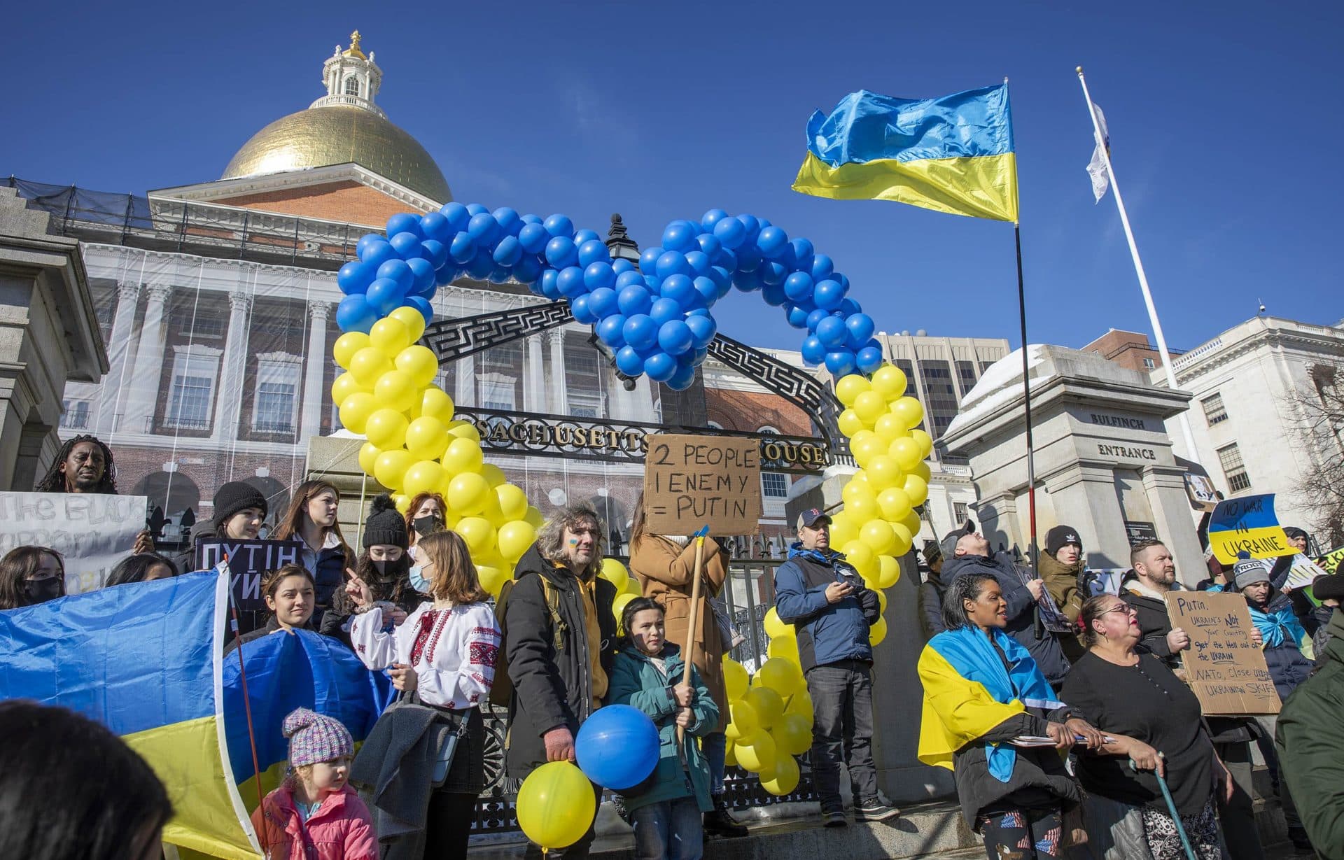 Demonstrators against the war in Ukraine placed a heart made of balloons in the colors of the Ukrainian flag on the steps of the Massachusetts State House. (Robin Lubbock/WBUR)