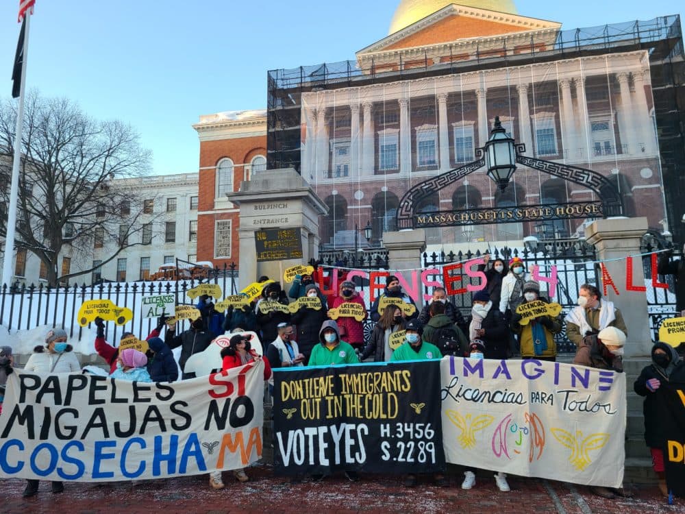Protesters outside of the Massachusetts State House advocate for driver's licenses for undocumented immigrants (Tibisay Zea/El Planeta)