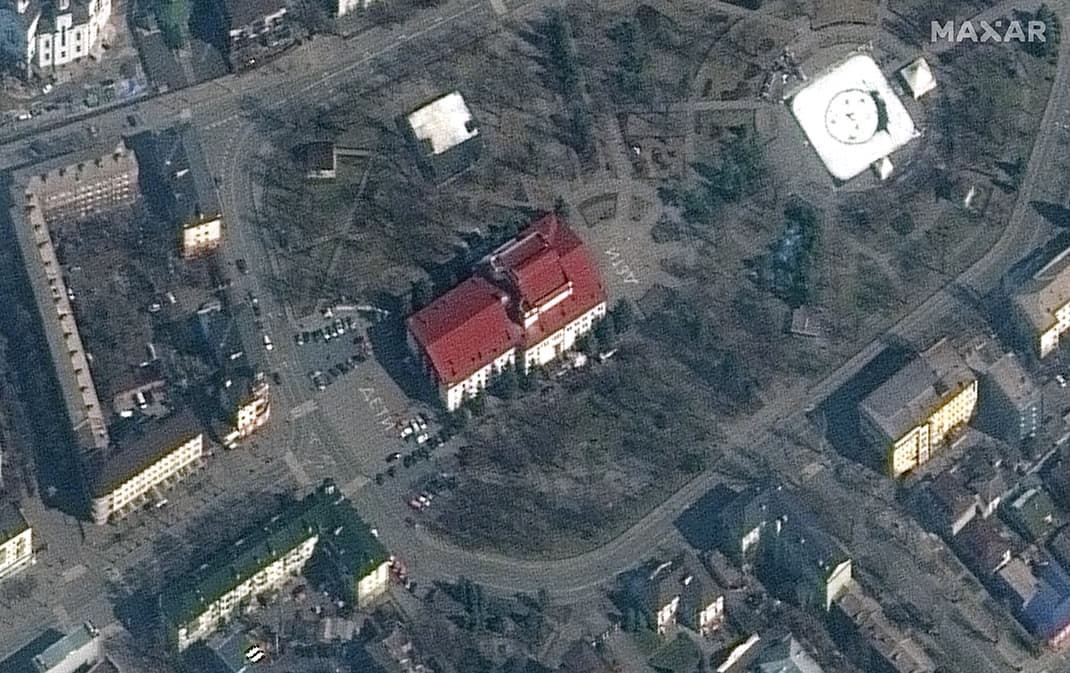Rescuers search for survivors in smashed Ukraine theater