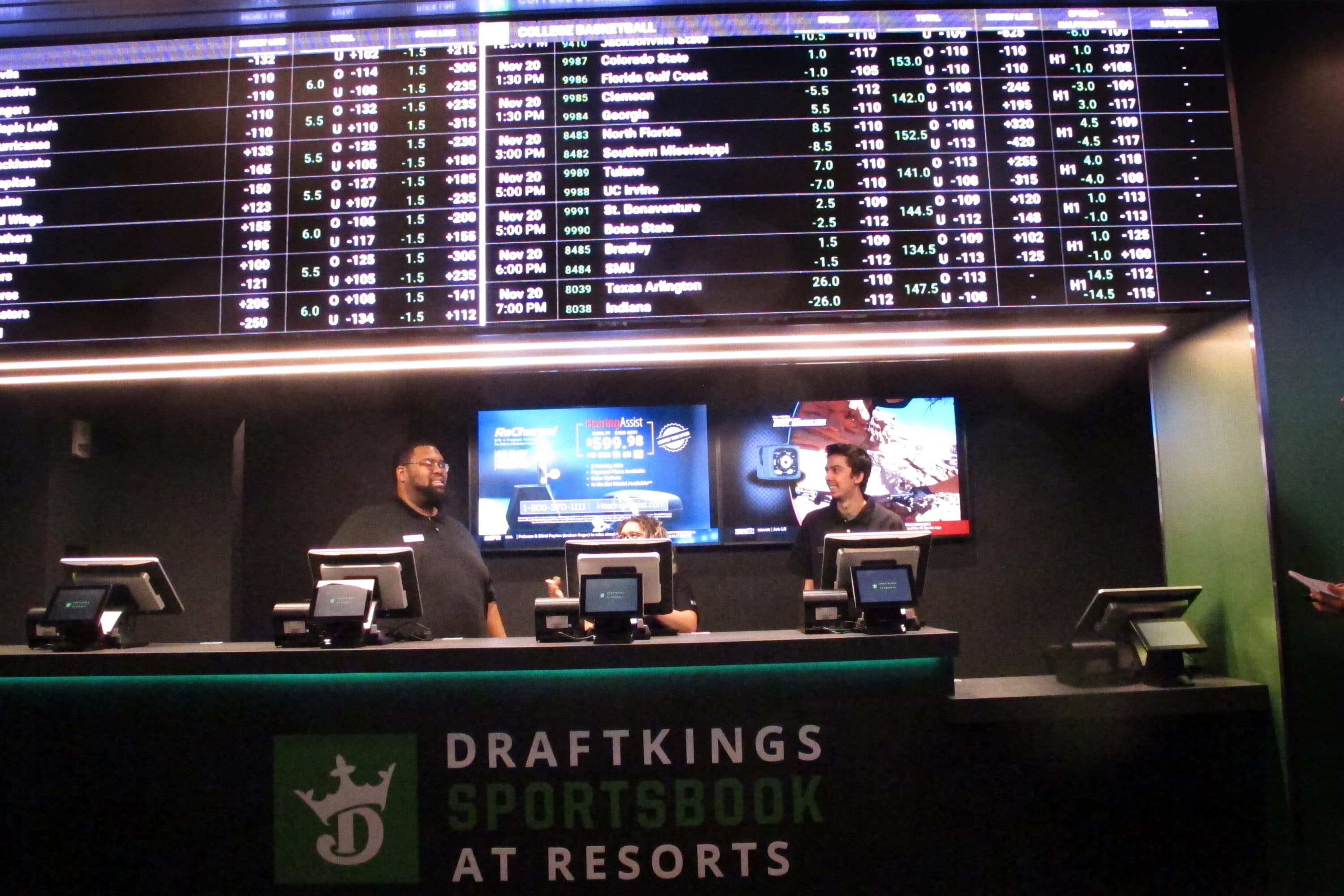 직원들은 2018년 11월 20일 뉴저지 애틀랜틱 시티에 있는 Resorts Casino의 DraftKings 스포츠북에서 근무합니다. (Wayne Parry/AP File)