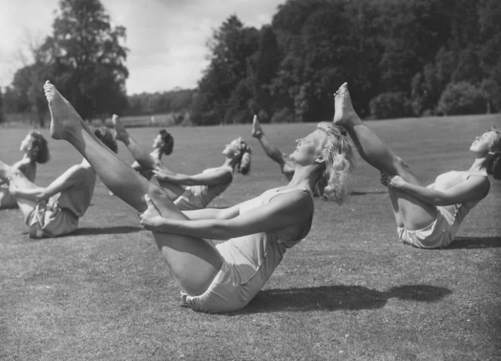 18th August 1947:  Women physical training teachers train at the English-Scandinavian Summer School at Nonington College of Physical Education near Dover.  (Photo by William Vanderson/Fox Photos/Getty Images)