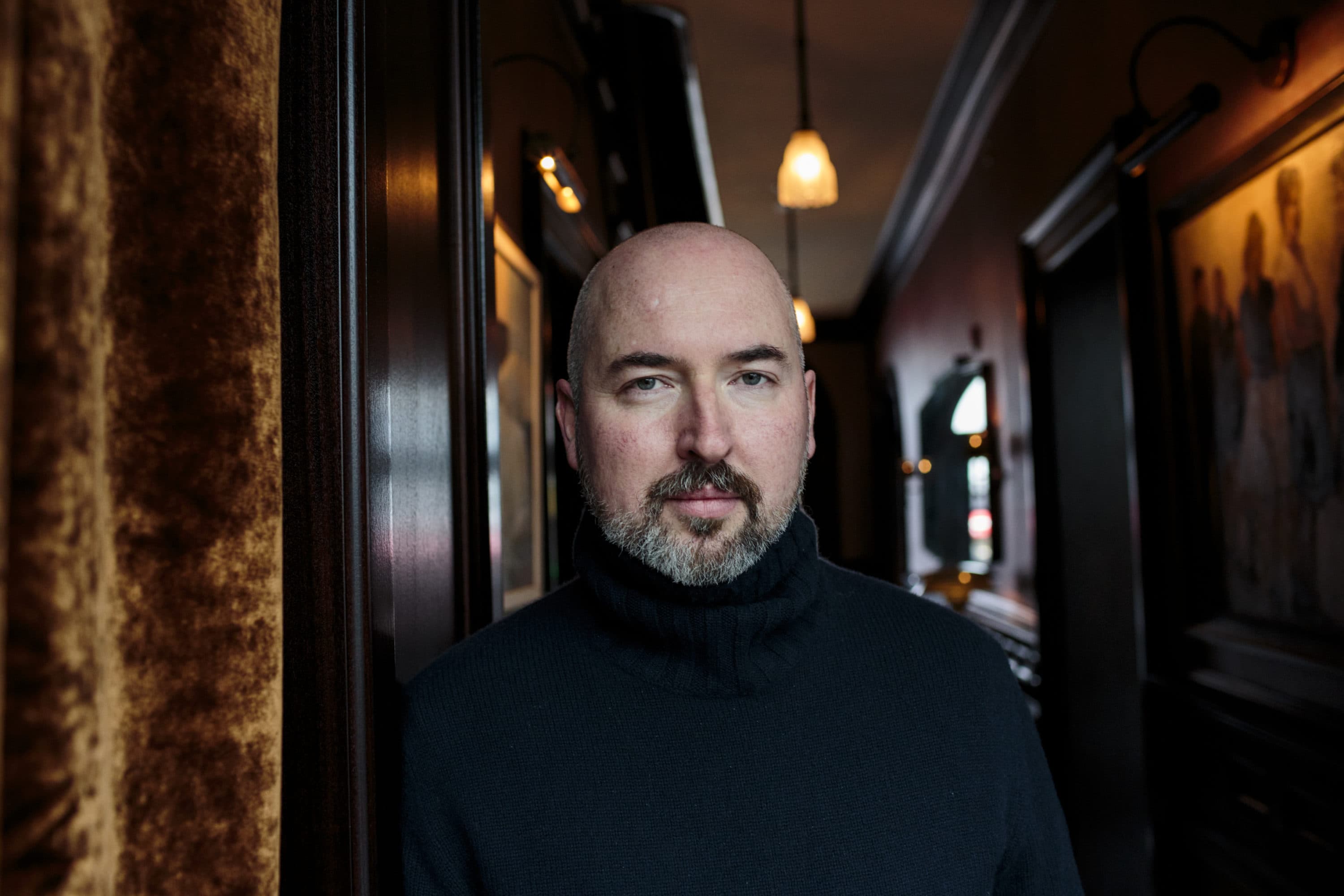 A portrait of Douglas Stuart at the Maker Hotel in Hudson, New York. (Sarah Blesener for Morgenbladet)