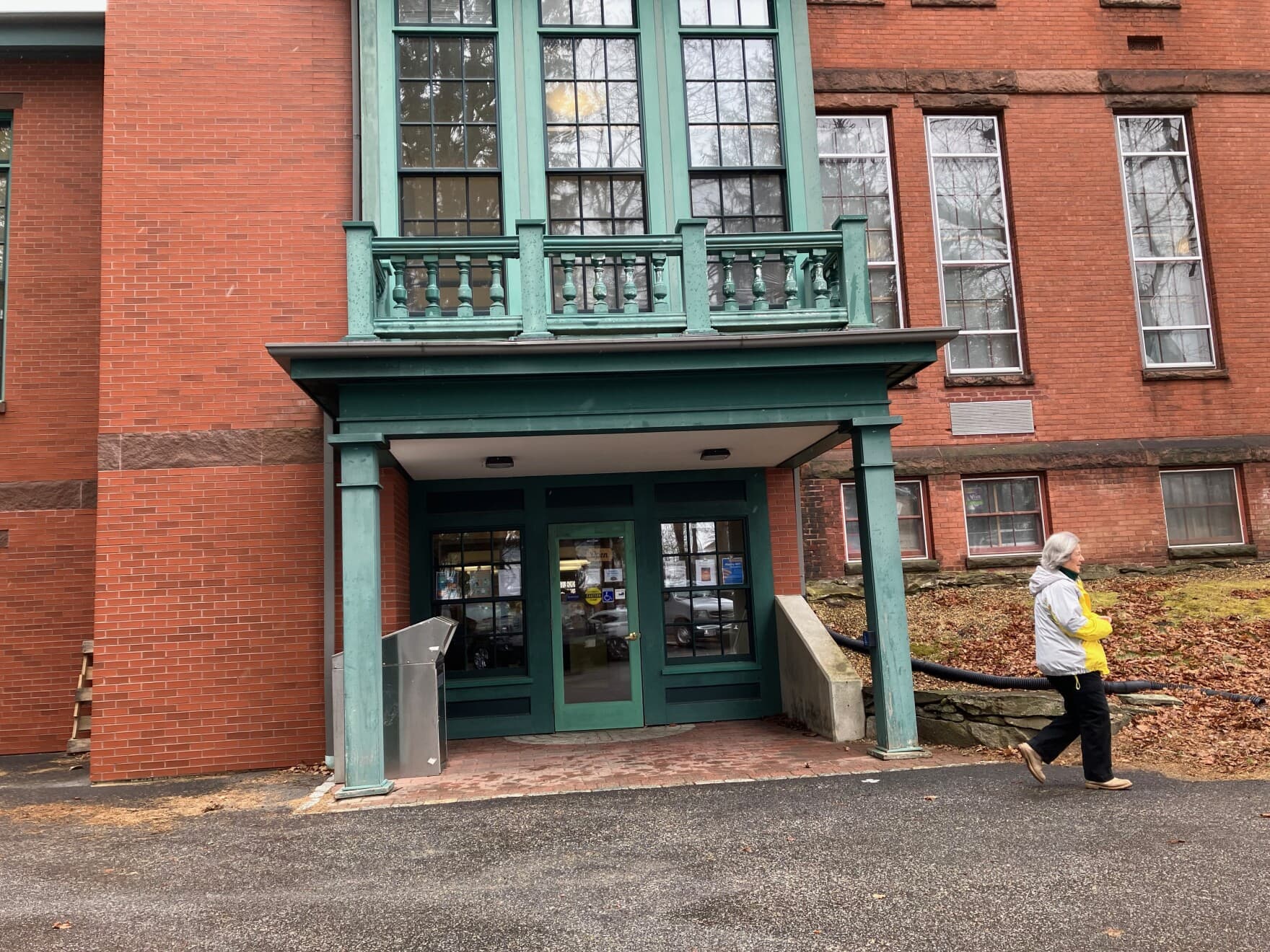The Barre Museum Association is located in the same building as the public library in Barre, Massachusetts. (Nancy Eve Cohen/NEPM)