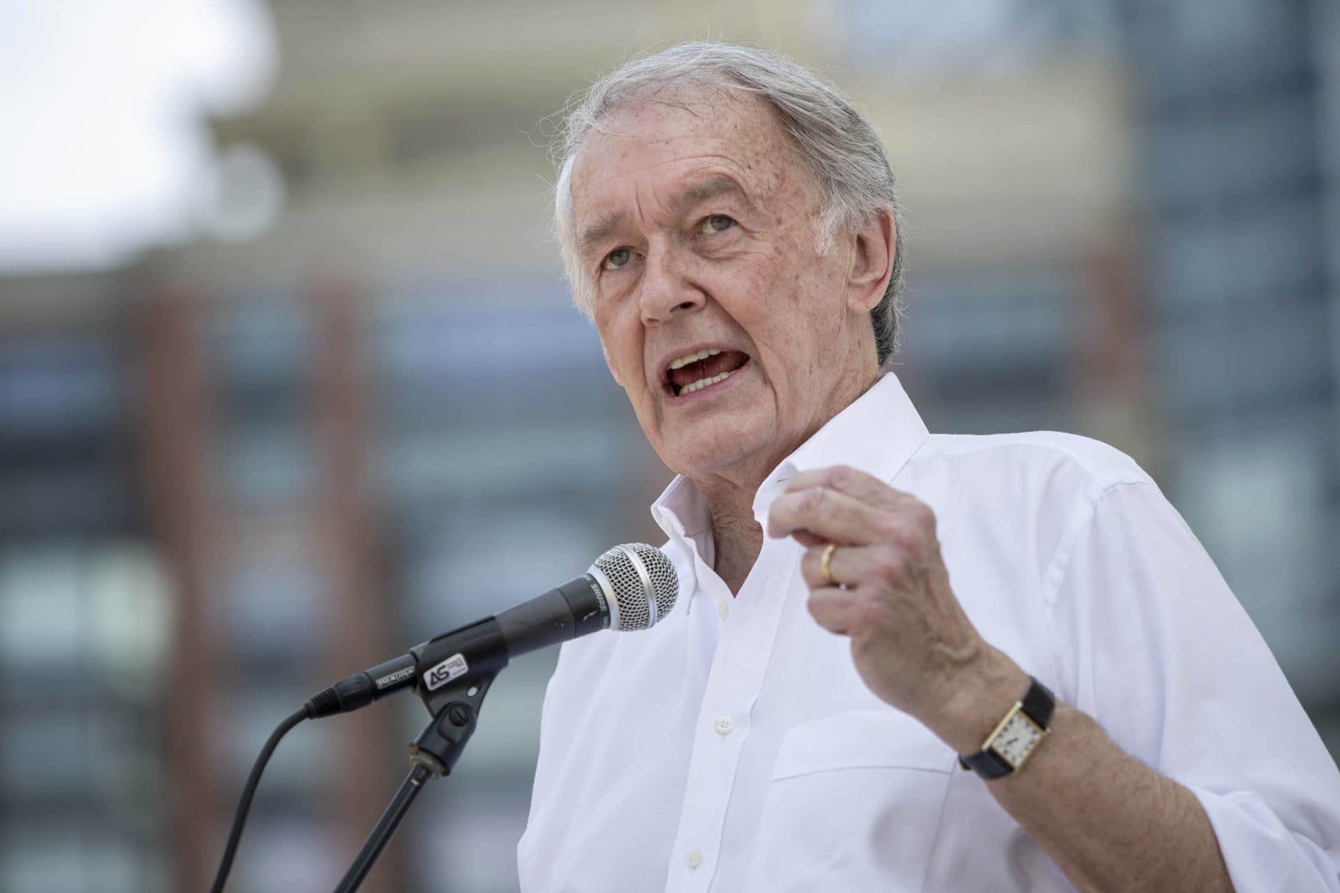 Sen. Ed Markey speaks to the crowd gathered at the Parkman Bandstand on Boston Common for the Bans Off Our Bodies rally. (Robin Lubbock/WBUR)