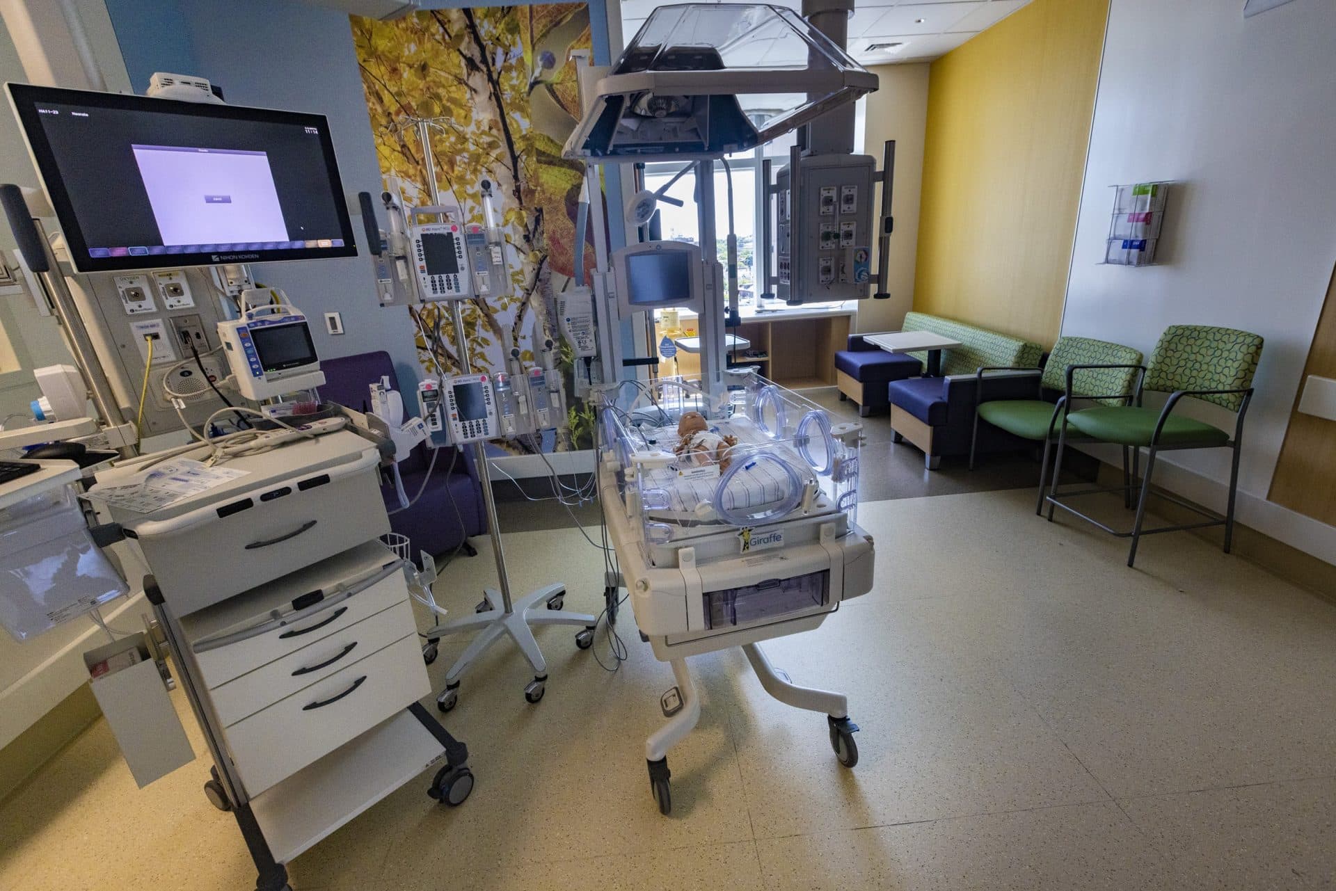 The NICU in the Hale Family Building at Boston Children’s Hospital. (Jesse Costa/WBUR)