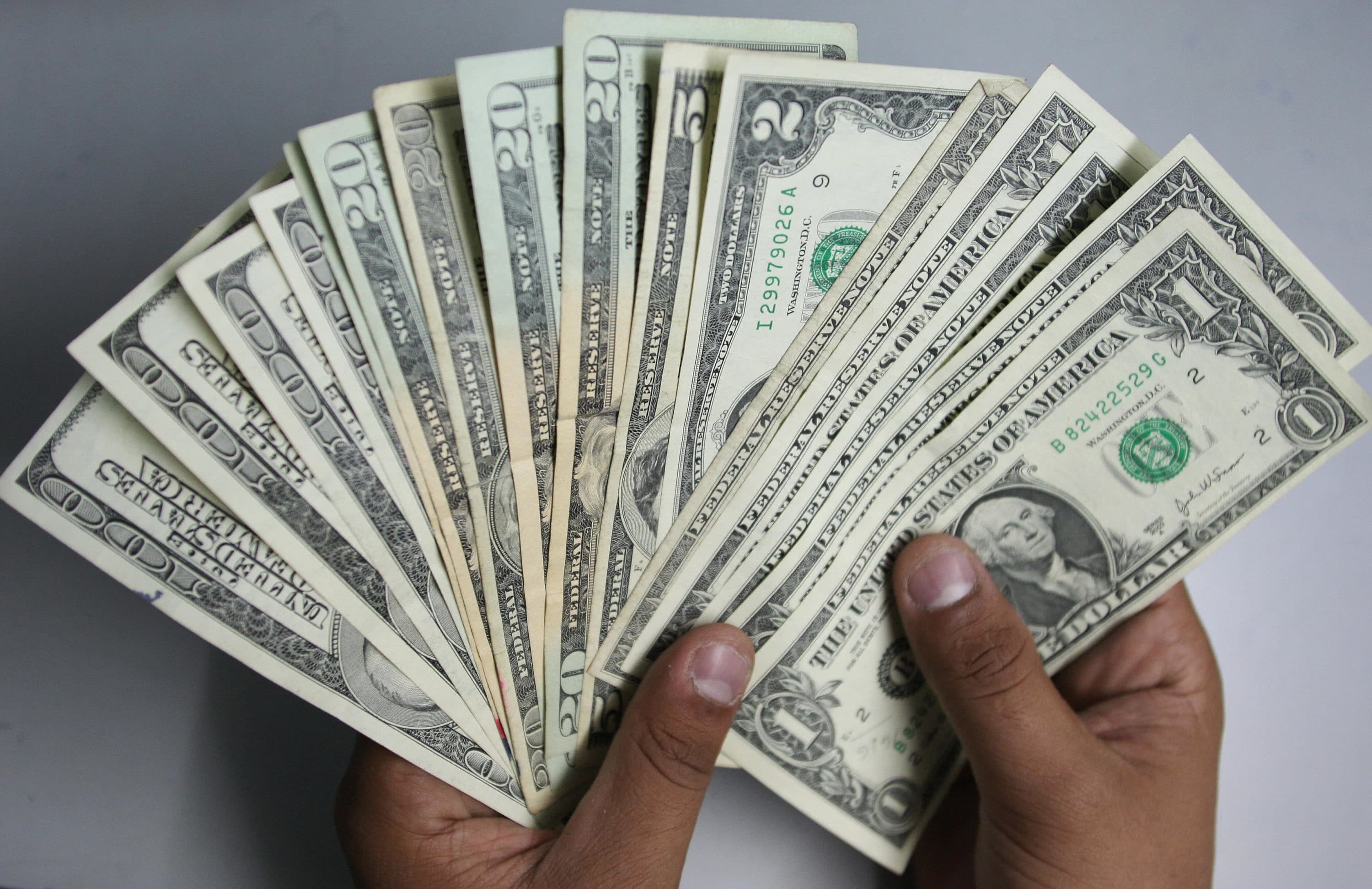 Amid rumors of recession, skyrocketing rents and a college experience defined by the pandemic, CBS business analyst Jill Schlesinger says the class of 2022 is lucky. (Manan Vatsyayana/AFP via Getty Images)