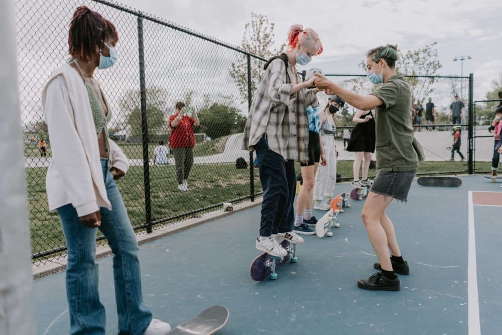 Skateboarders leren de basis tijdens een Lonely Bones-evenement.  (Met dank aan Becca Brichacek/Lonely Bones)
