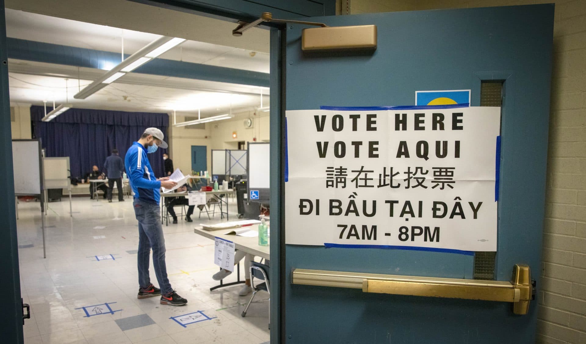 The entrance to the voting station at the Phineas Bates Elementary School in Roslindale in November 2021. (Robin Lubbock/WBUR)