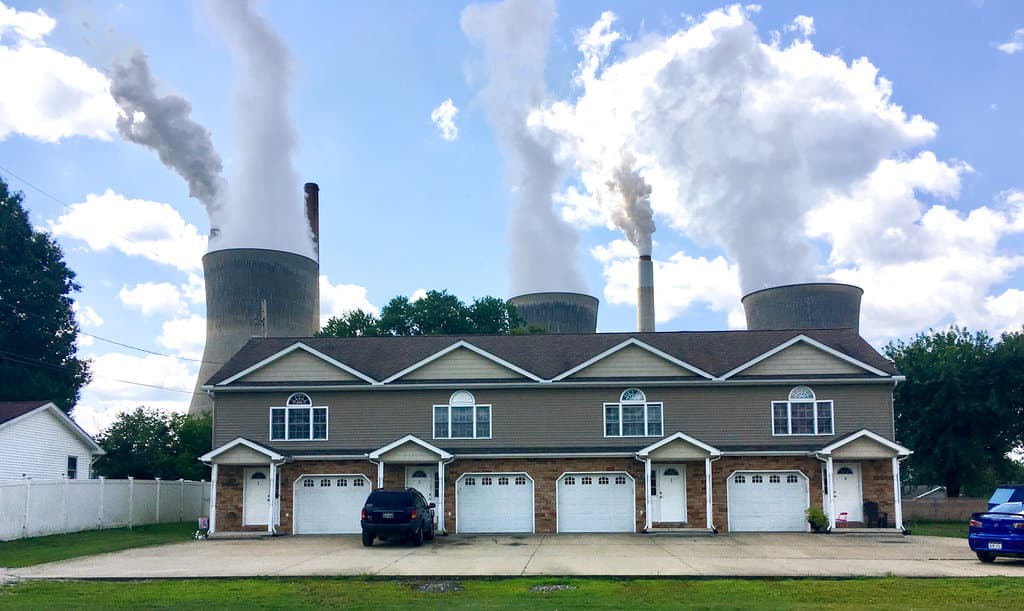 In this Aug. 23, 2018 photo, American Electric Power’s John Amos coal-fired plant in Winfield, W.Va, is seen from an apartment complex in the town of Poca across the Kanawha River. (John Raby/AP)