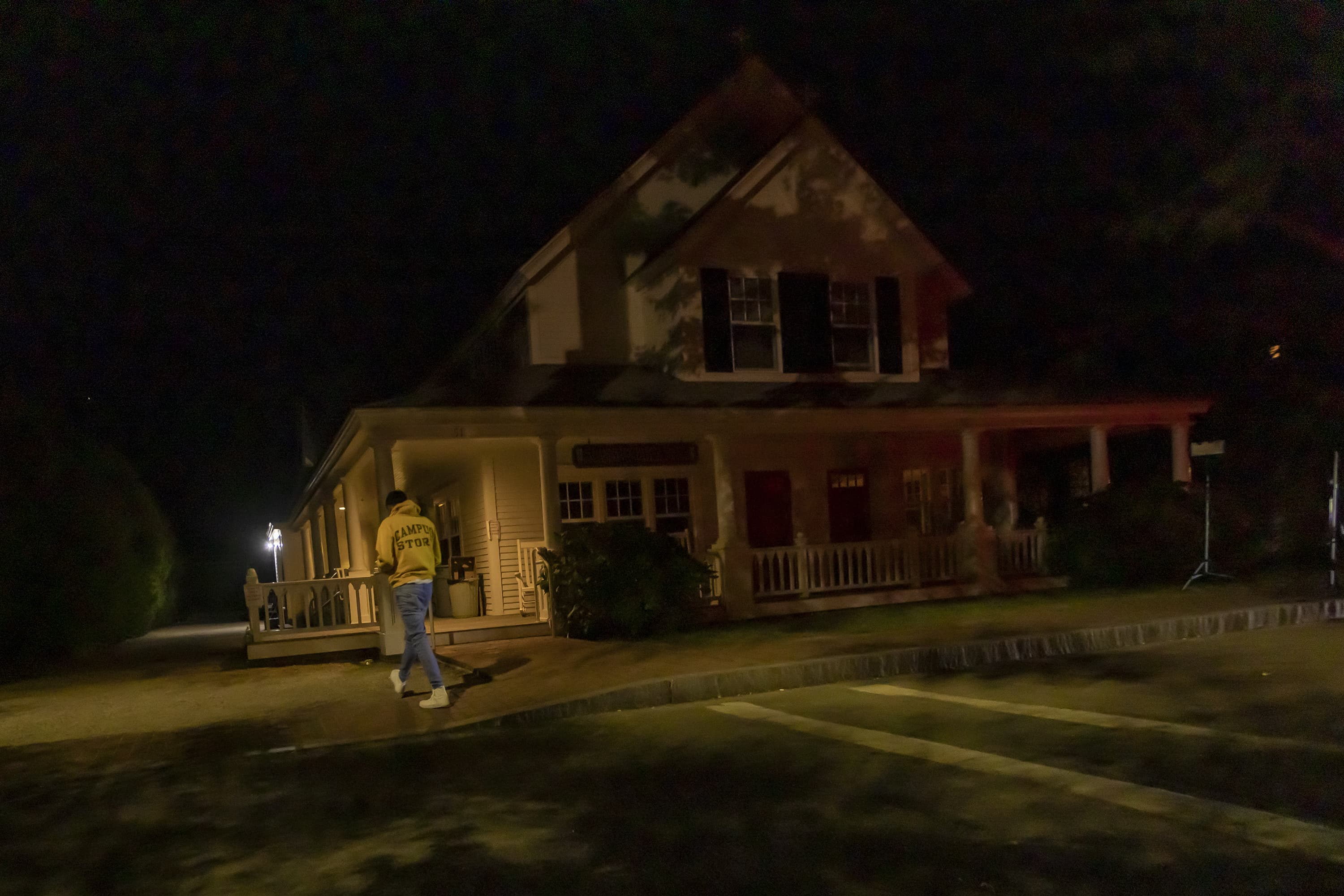 A migrant from Venezuela walks across Winter Street to St. Andrew’s Parish House in Edgartown. (Jesse Costa/WBUR)