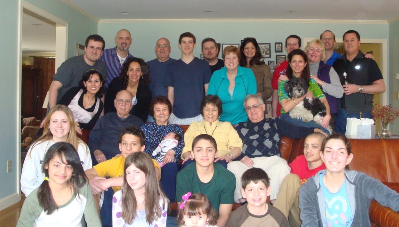 La autora y cuatro generaciones de su familia cubanoamericana en Lexington en 2012. (Cortesía de Ana Hebra Flaster)