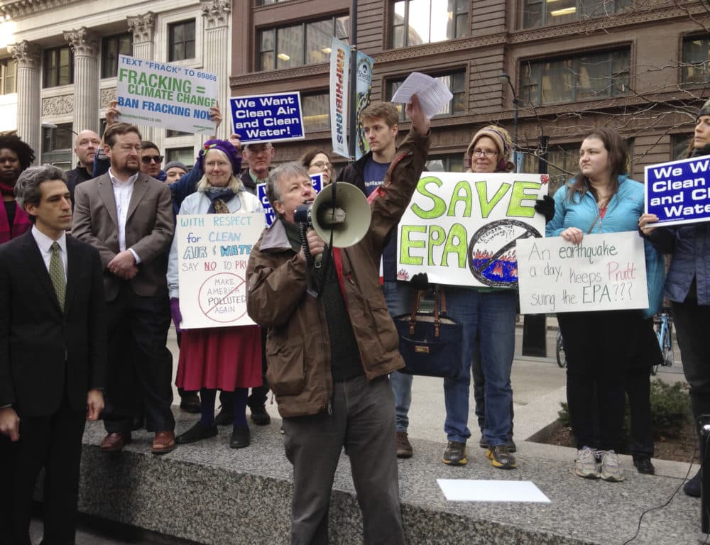 U.S. Environmental Protection Agency chemist Wayne Whipple speaks to a crowd gathered in Chicago. (Carla K. Johnson/AP)