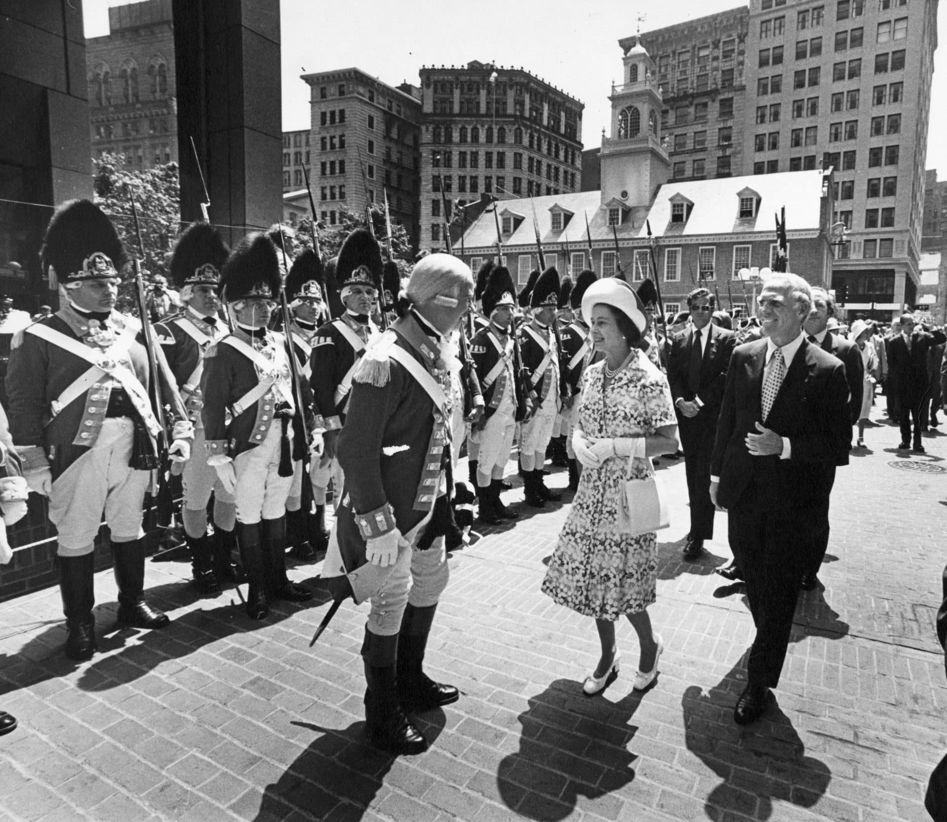 Mayor Kevin White escorts Queen Elizabeth II through Washington Mall in Boston on the way to City Hall ceremonies as Colonel Vincent J. R. Kehoe, left, and his 10th Regiment of Foot, Chelmsford, guard the way on July 11, 1976. (David L. Ryan/The Boston Globe via Getty Images)