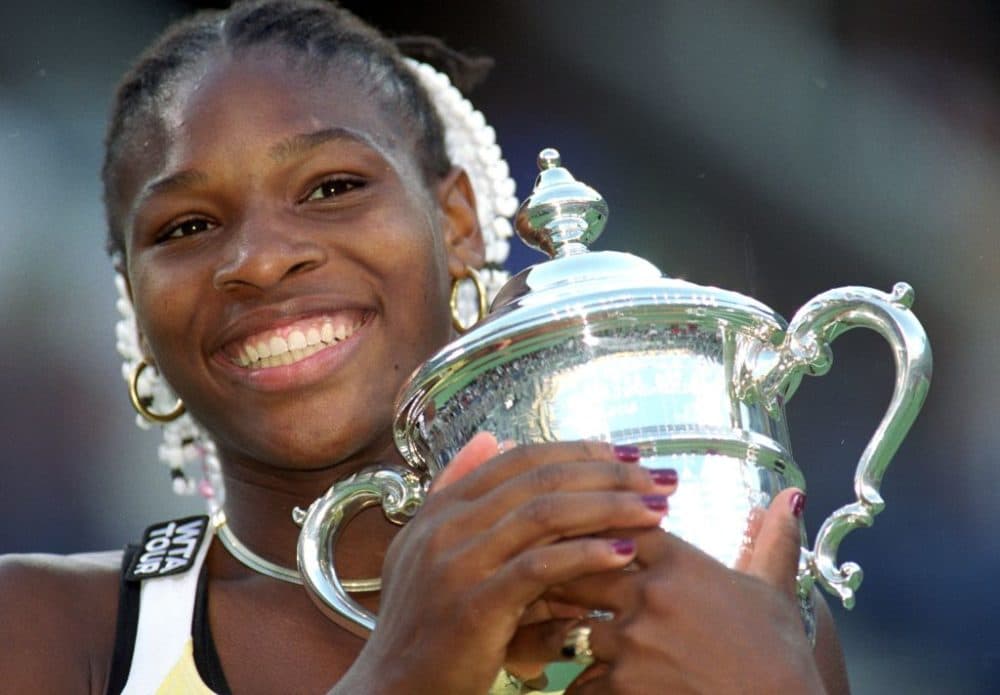 Un gros plan de Serena Williams le 11 septembre 1999, posant avec son trophée après le match entre Martina Hingis de Suisse à l'US Open au USA National Tennis Center à Flushing Meadows, New York.  Williams a battu Hingis 6-3, 7-6 (7-4).  (Jimmy Squire/Allsport via Getty Images)
