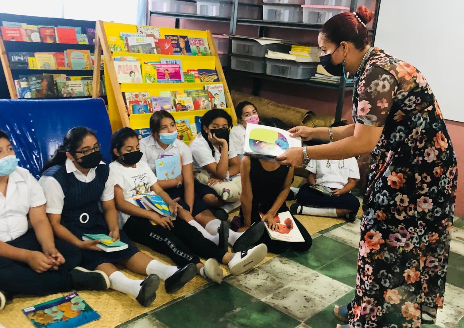 Librarian Jackelin Galindo reads to students (Karyn Miller-Medzon)