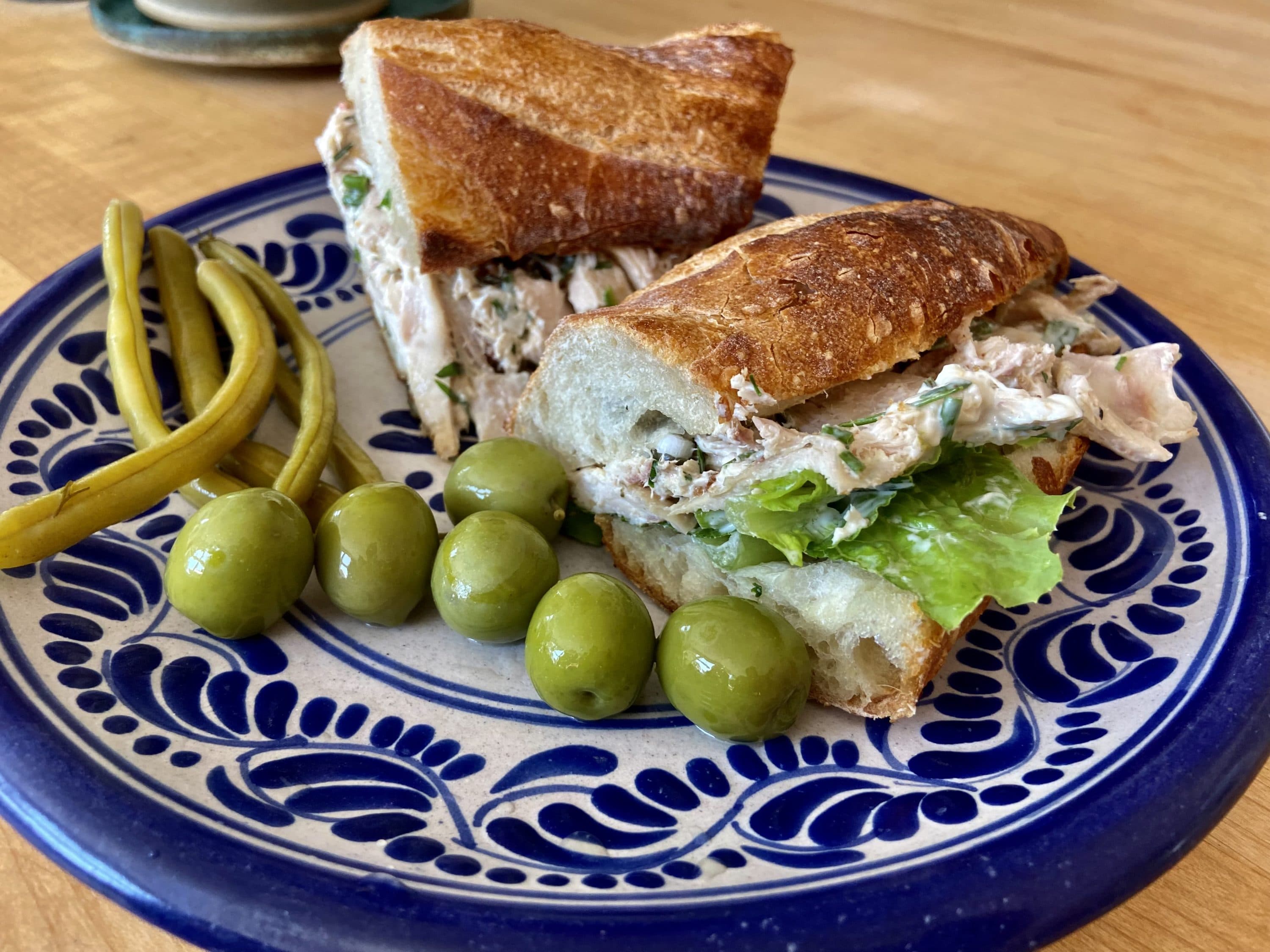 Sandwich di insalata di pollo arrosto (avanti) con maionese al dragoncello e capperi.  (Kathy Gunst/Qui e ora)
