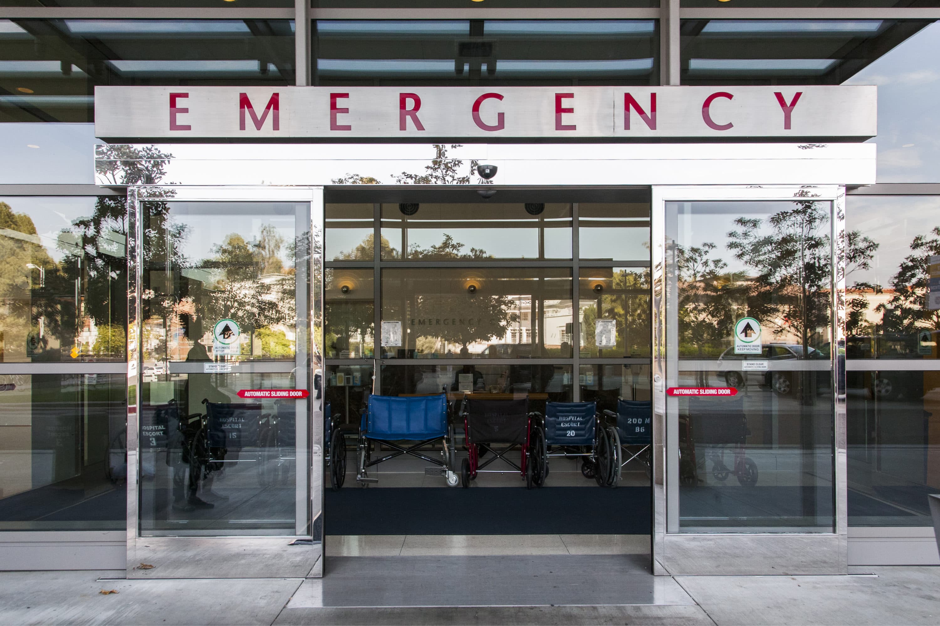The sliding doors of an emergency room at a hospital. (Tetra images via Getty Images)