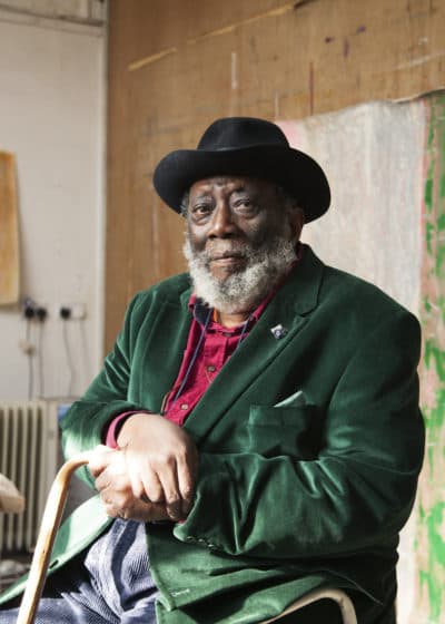 Sir Frank Bowling in his London studio in 2017. (Courtesy Alastair Levy/Museum of Fine Arts, Boston)